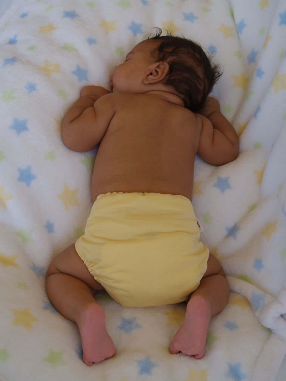 Bébé portant une couche | Image: Wikimedia Commons