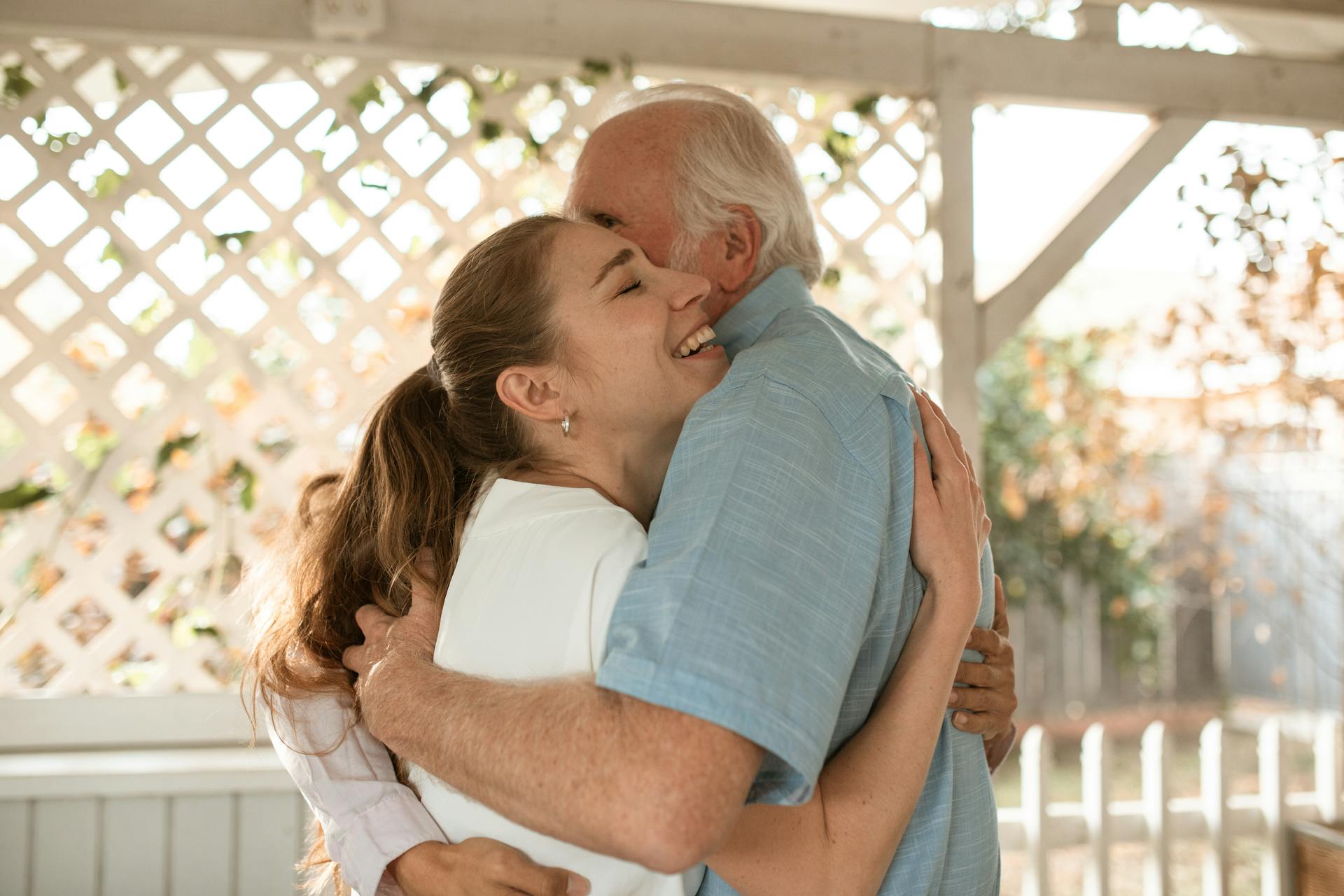 Un duo père-fille qui s'enlace | Source : Pexels