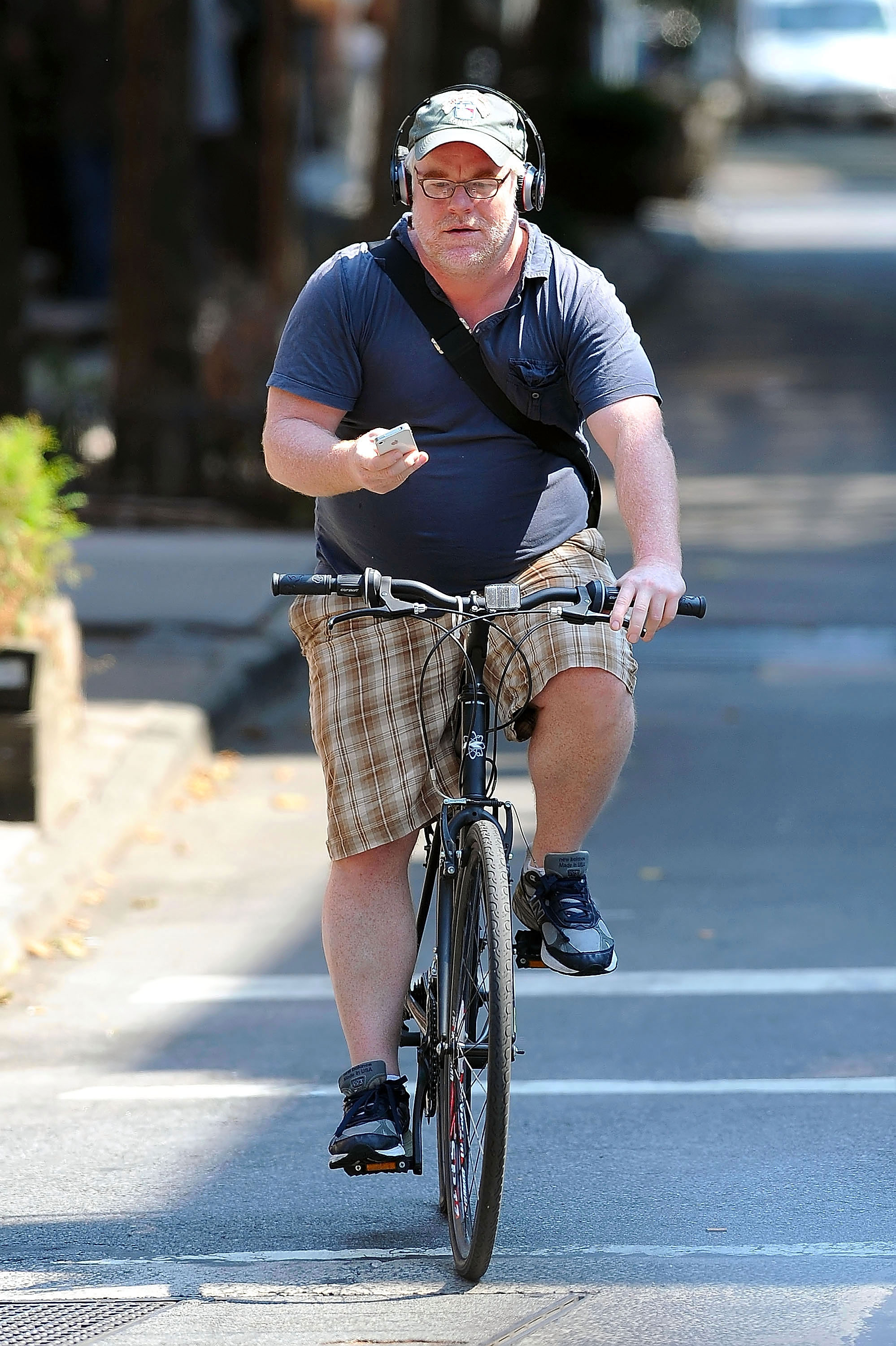 Philip Seymour Hoffman vu en train de faire du vélo à New York, le 11 juillet 2012 | Source : Getty Images