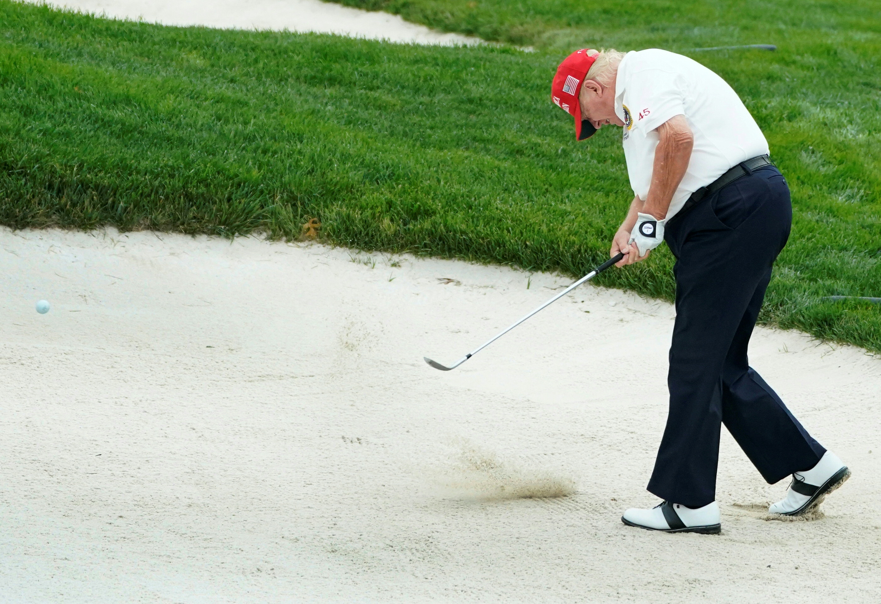 Donald Trump joue au golf lors du tournoi officiel Pro-Am en amont de l'événement LIV Golf Invitational Series au Trump National Golf Club Bedminster à Bedminster, New Jersey, le 10 août 2023 | Source : Getty Images