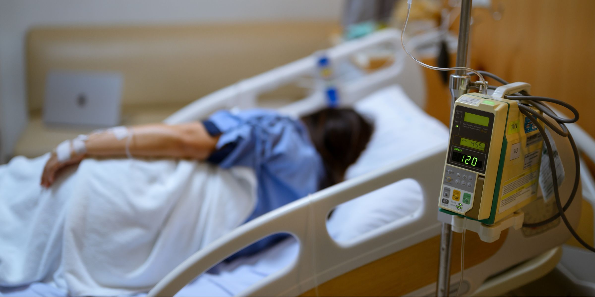 Une femme est allongée dans un lit d'hôpital | Source : Shutterstock