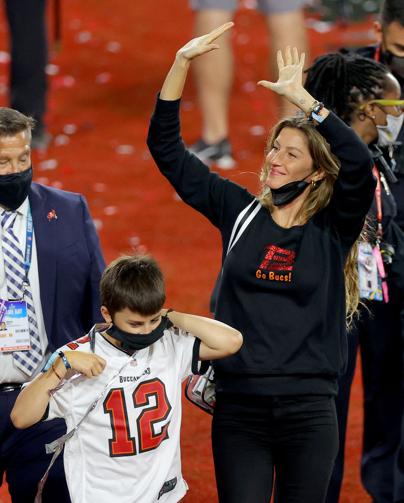 Gisele Bundchen, épouse de Tom Brady #12 des Buccaneers de Tampa Bay, célèbre avec Benjamin Brady après que les Buccaneers ont battu les Chiefs de Kansas City 31-9 dans le Super Bowl LV au Raymond James Stadium le 07 février 2021 à Tampa, en Floride. (Photo par Kevin C. Cox/Getty Images)
