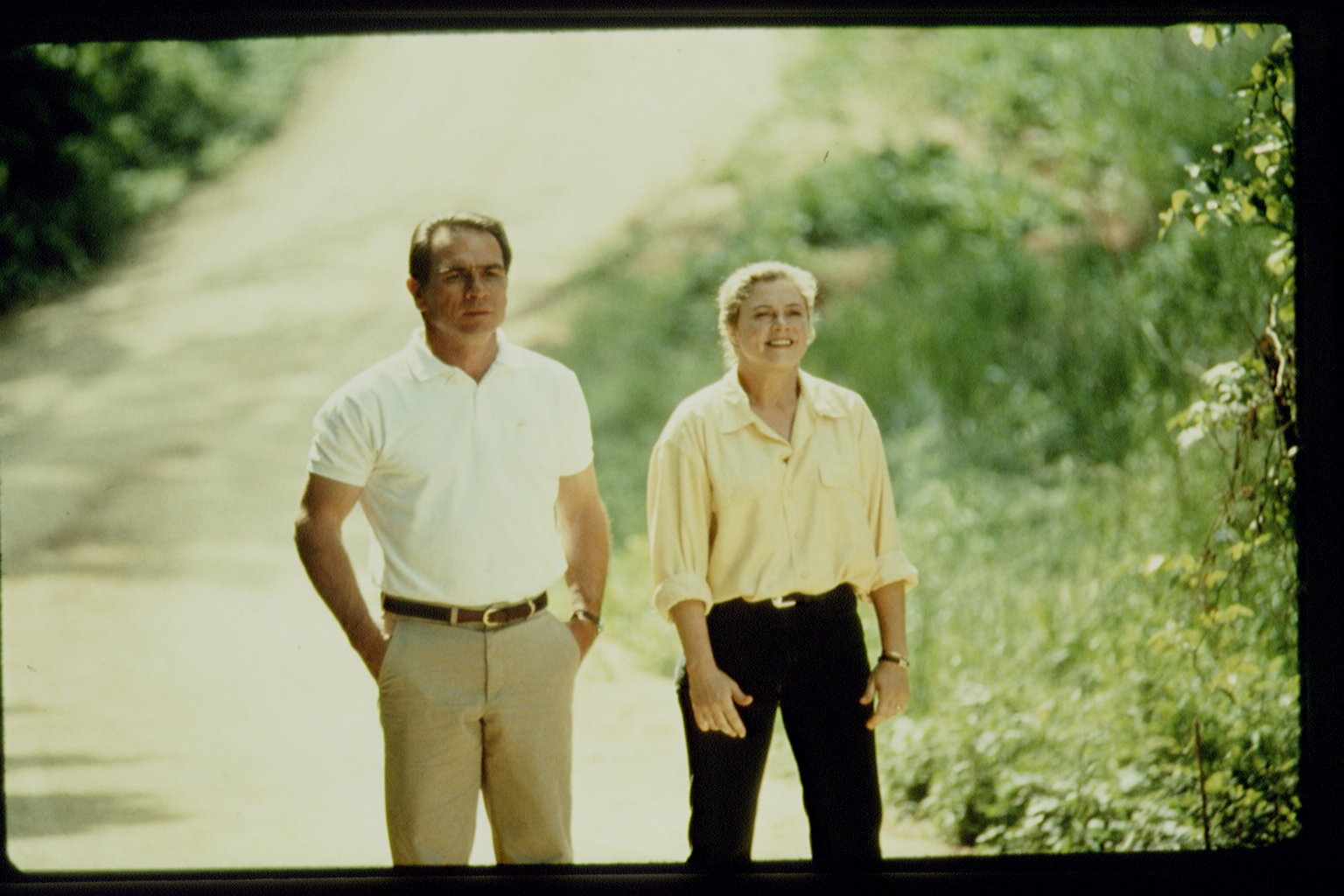 Tommy Lee Jones et Kathleen Turner en train de tourner "House of Cards", vers 1992. | Source : Getty Images