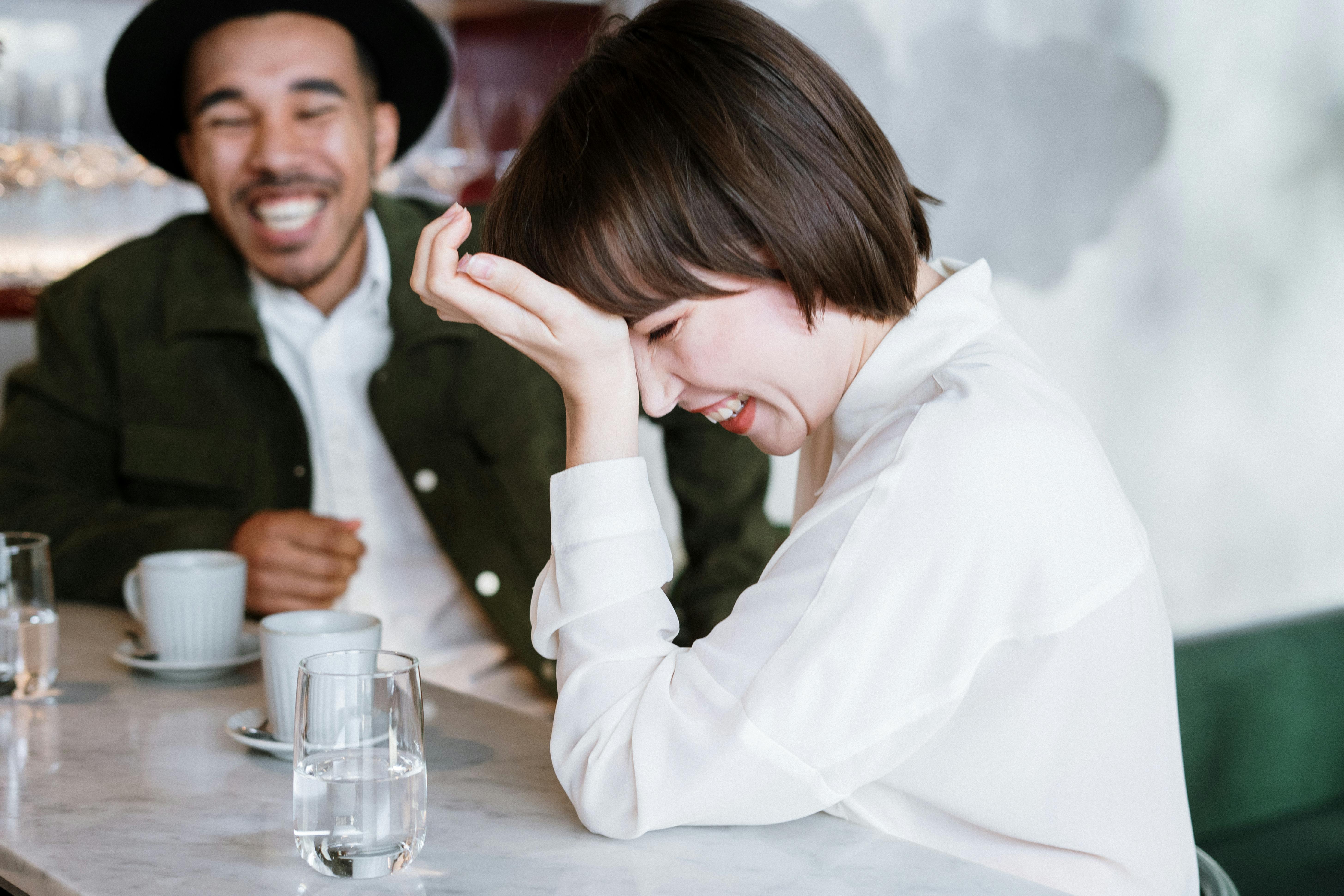 Un couple qui rit dans un restaurant | Source : Pexels