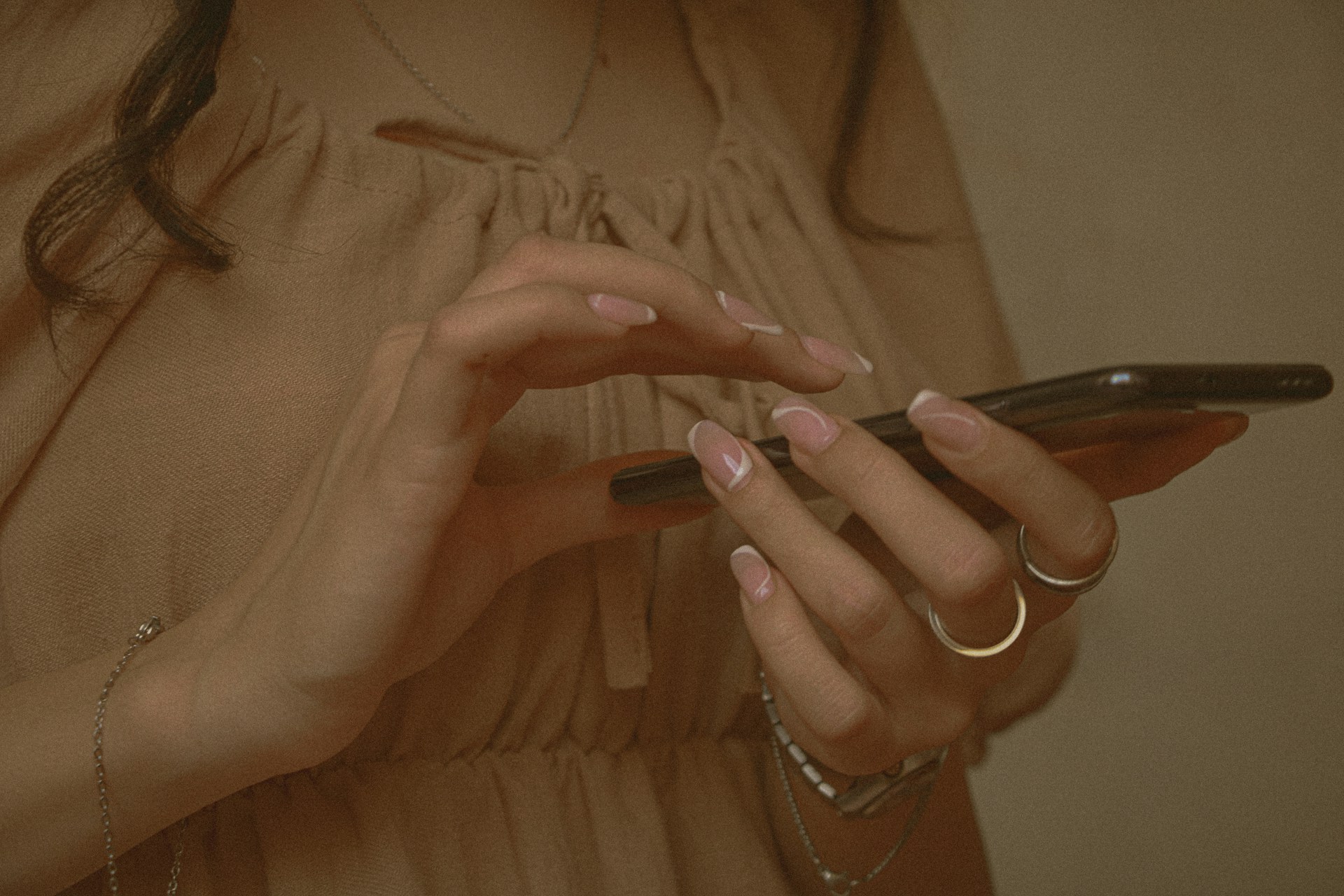 Une femme tenant son téléphone | Source : Unsplash