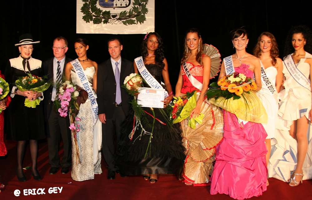 Charline Leray et d'autres Miss, accompagnées de Geneviève De Fontenay lors de l'élection de Miss Bretagne 2007 | Source : Facebook-Erick Gey