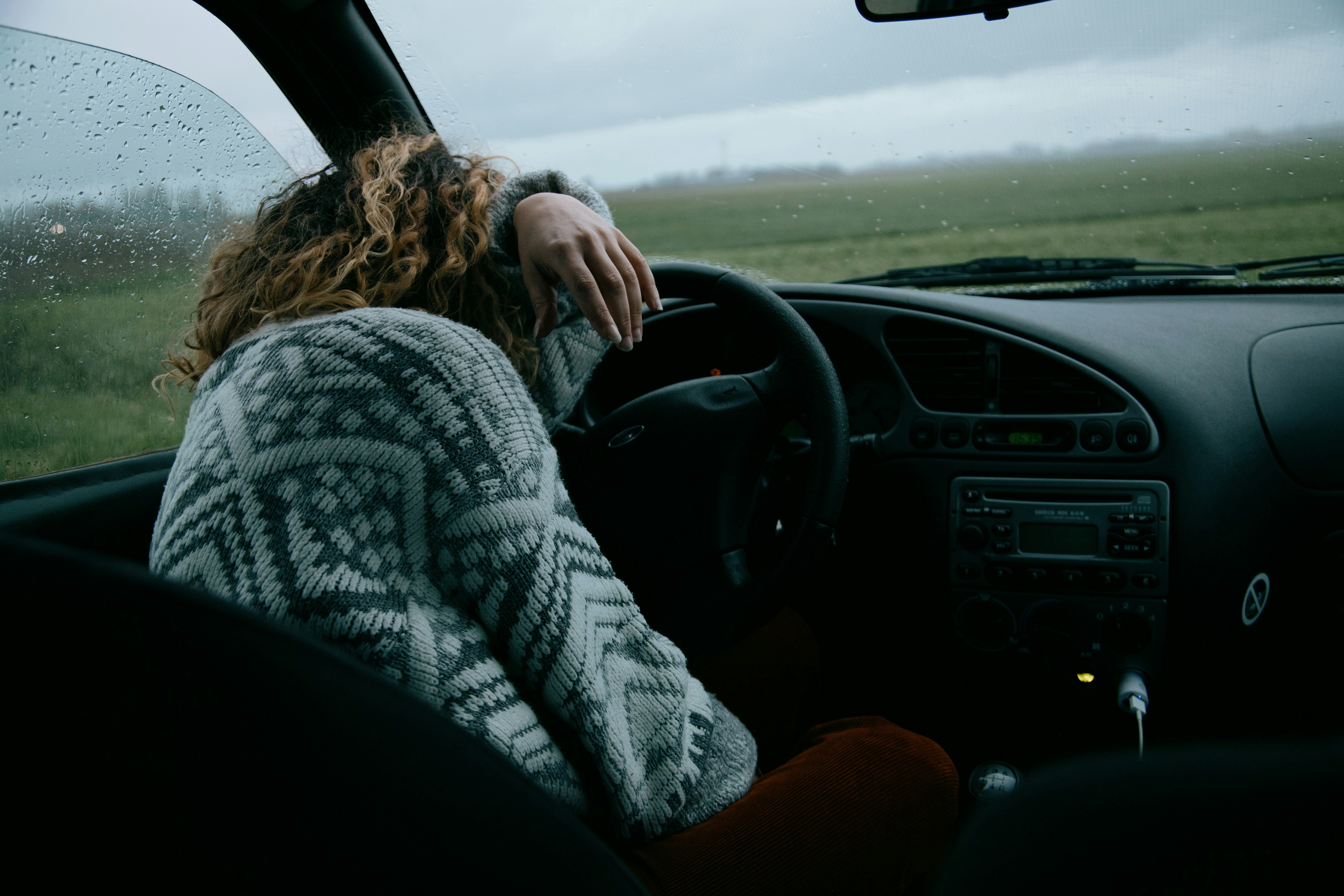 Une femme qui pleure dans une voiture | Source : Unsplash