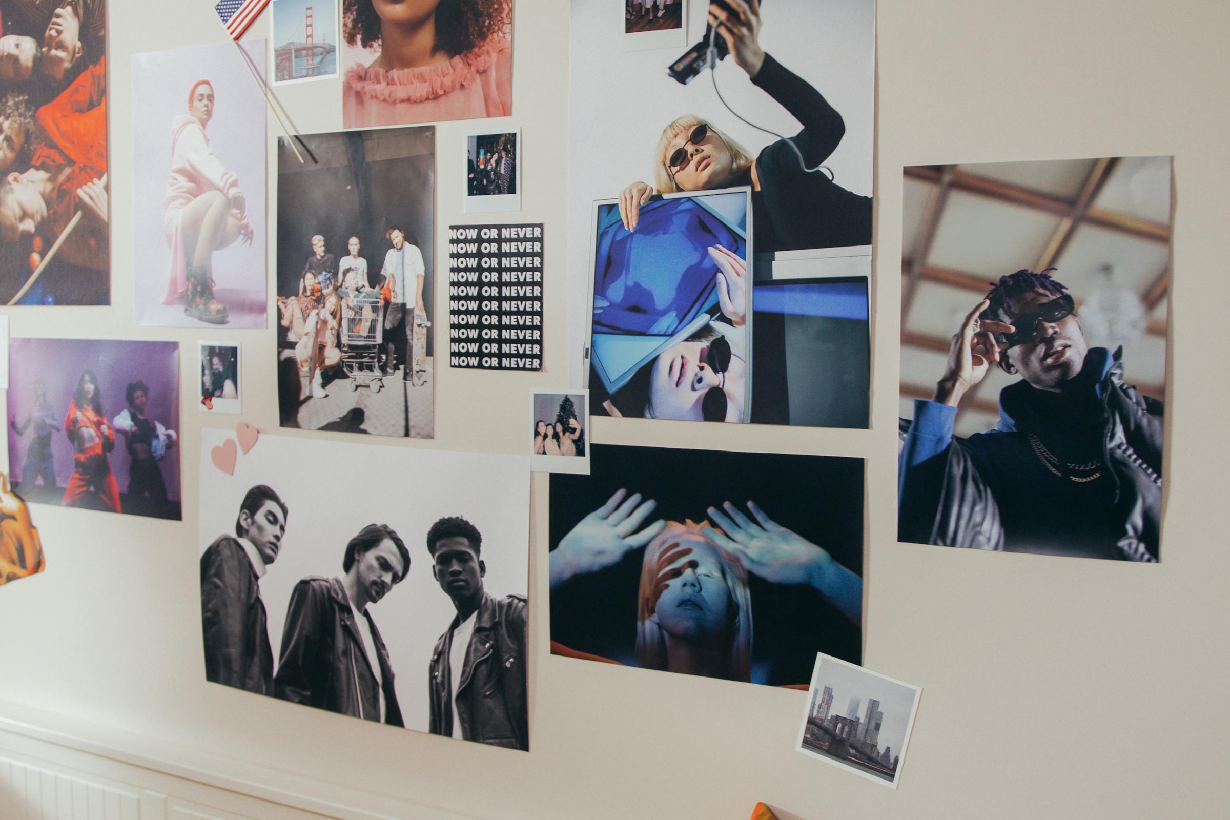 Affiches sur le mur | Source : Pexels