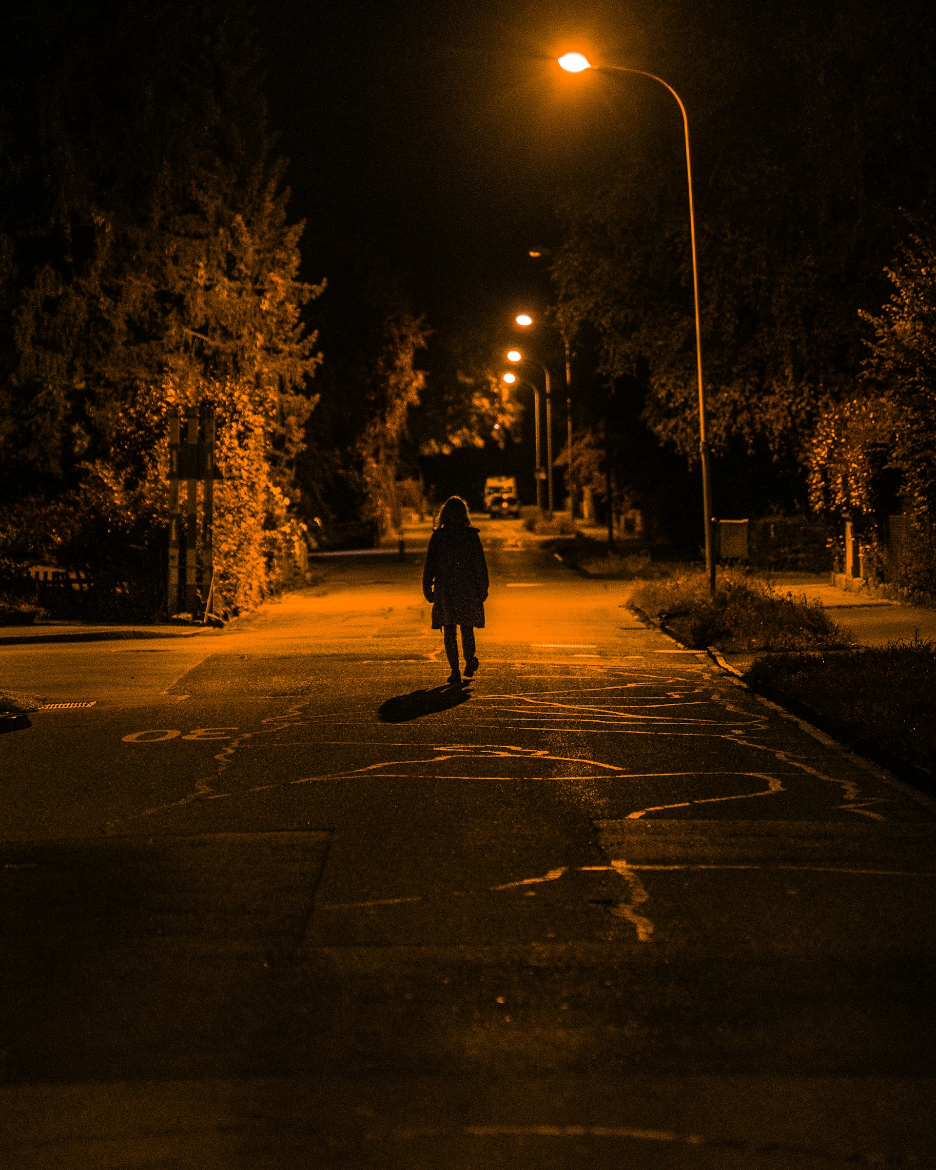 Une femme seule marchant dans la rue la nuit | Source : Unsplash