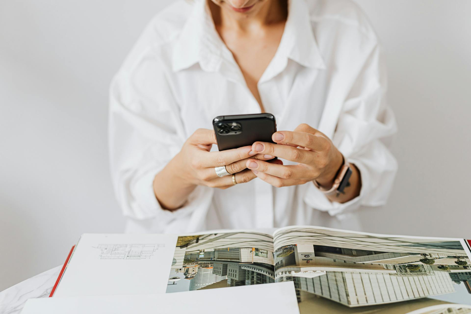 Une femme âgée utilisant un téléphone | Source : Pexels