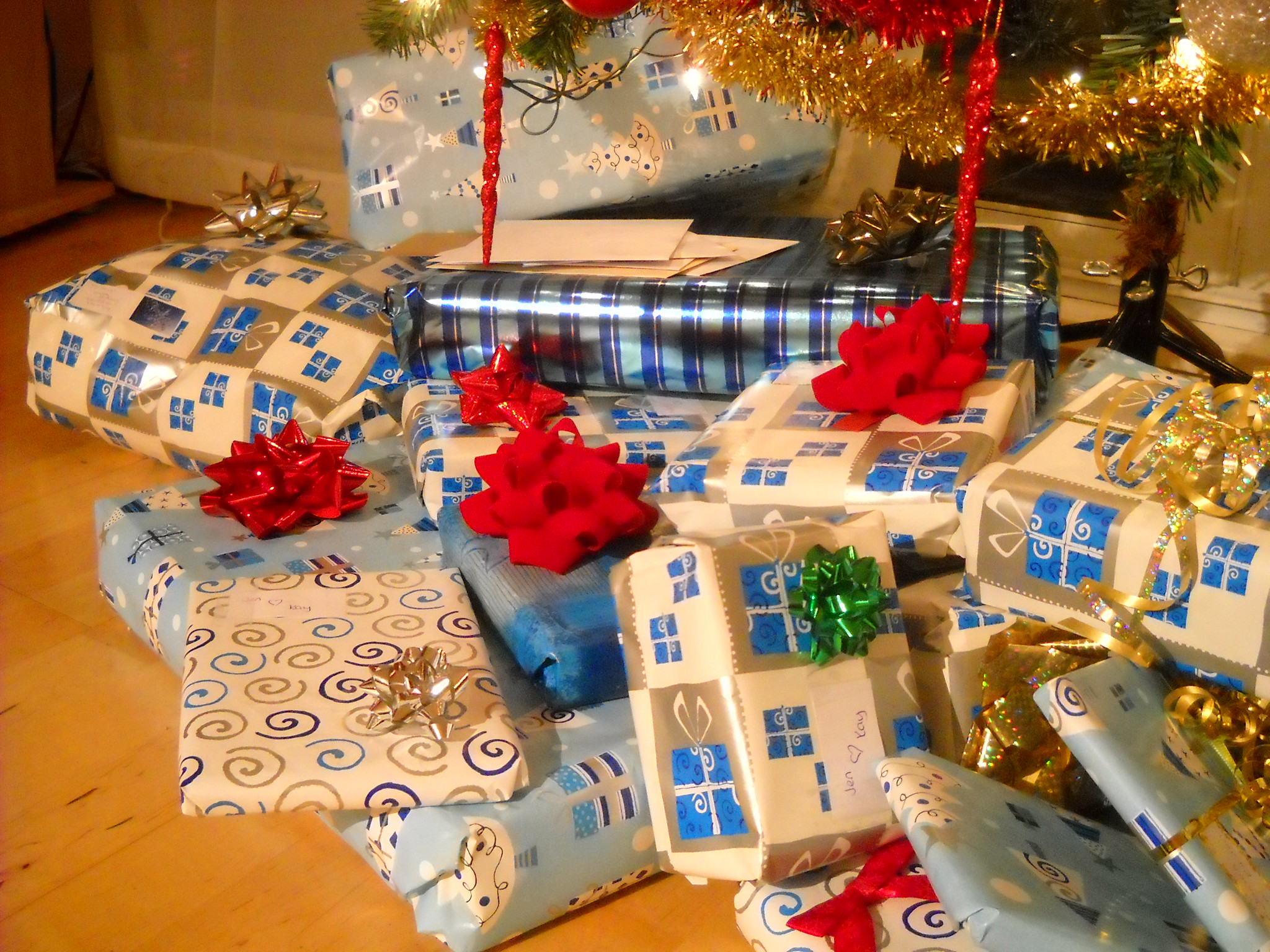 Cadeaux de Noël soigneusement emballés | Source : Flickr