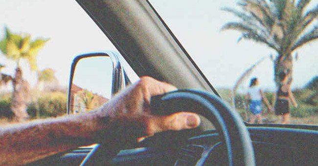 Une main sur un volant | Source : Shutterstock