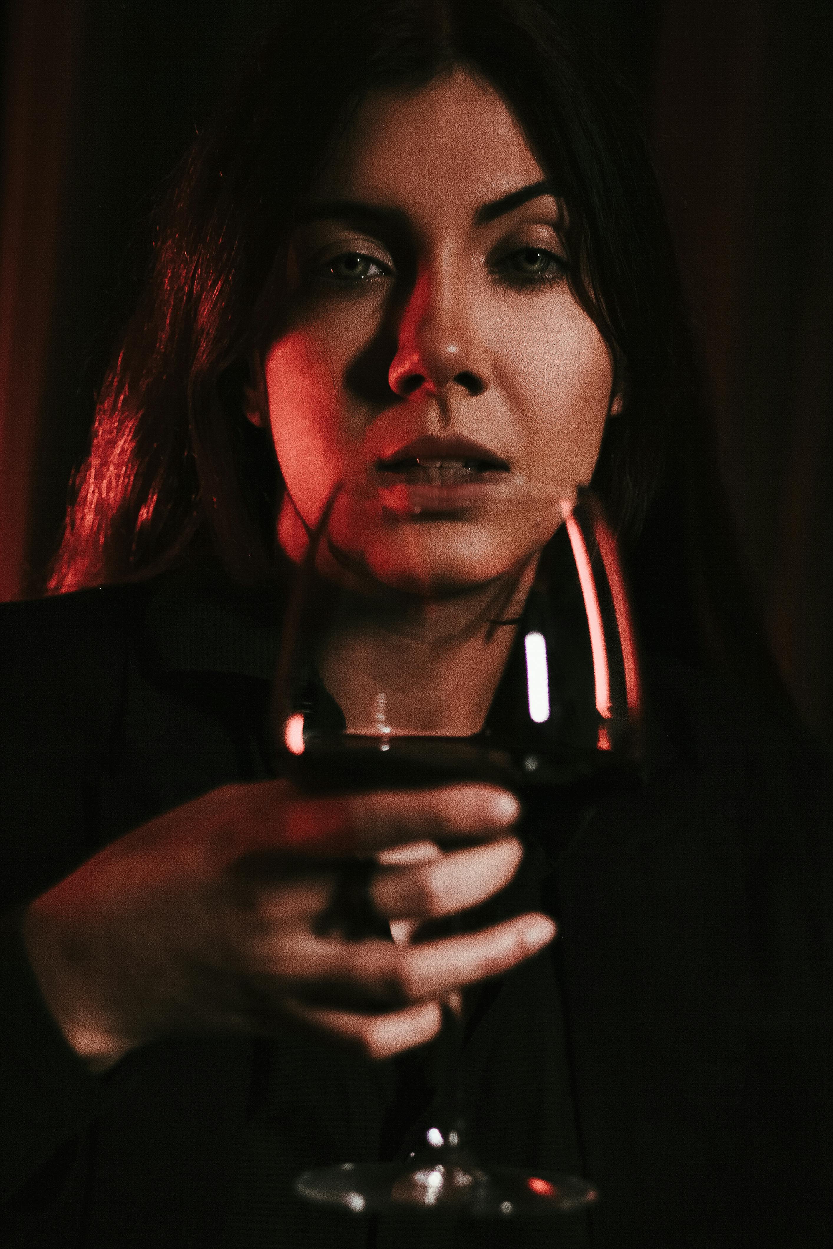 Une femme tenant un verre de vin | Source : Pexels