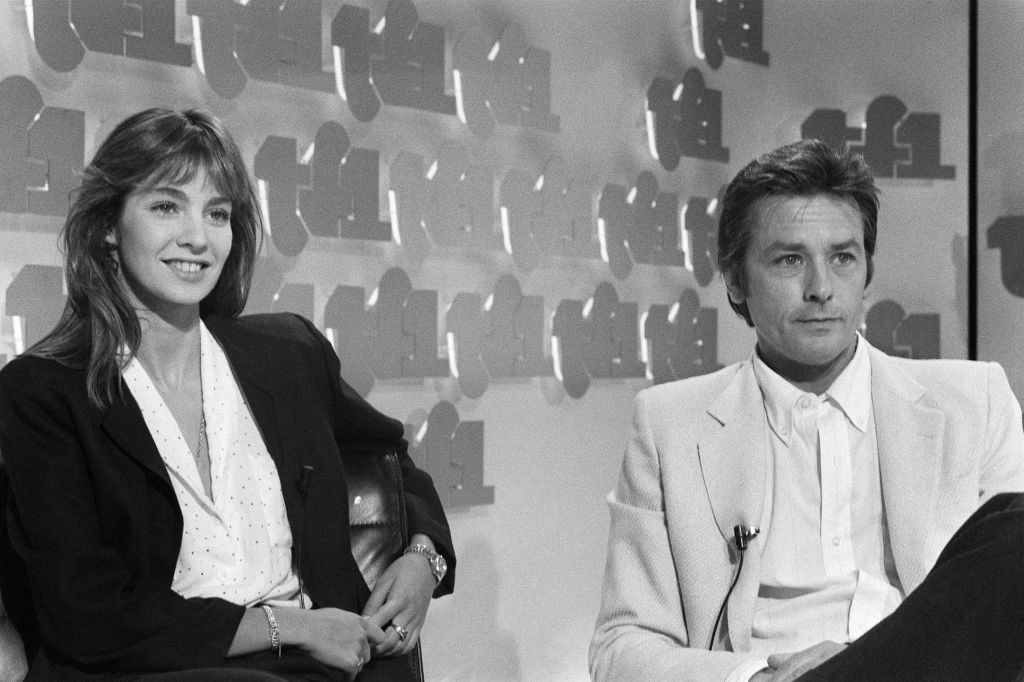 Les acteurs français Alain Delon et Anne Parillaud assistent le 9 septembre 1981 à une émission d'informations sur la télévision française TF1 à Paris I Source : Getty Images