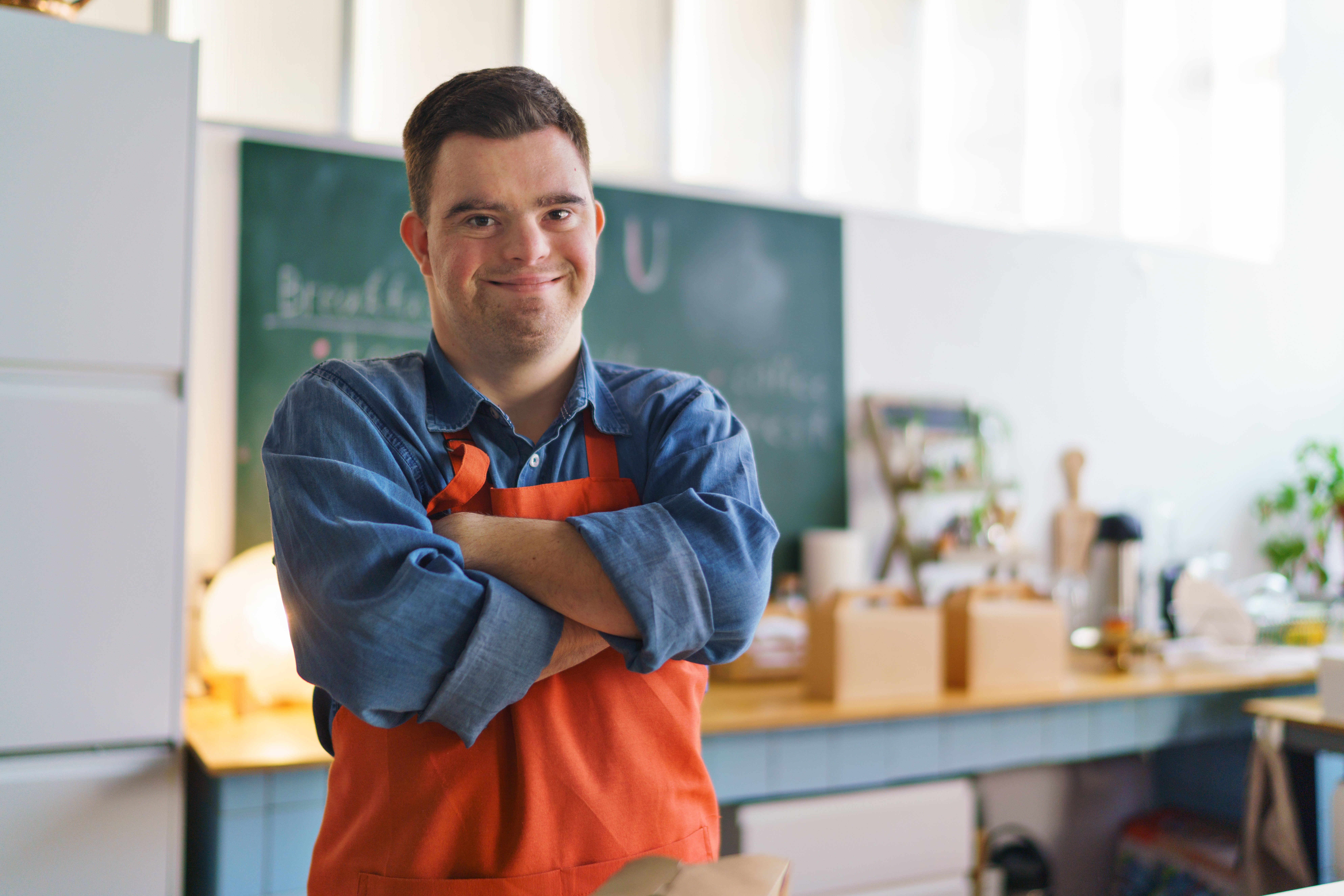 Un homme atteint du syndrome de Down travaillant comme serveur dans un restaurant | Source : Shutterstock