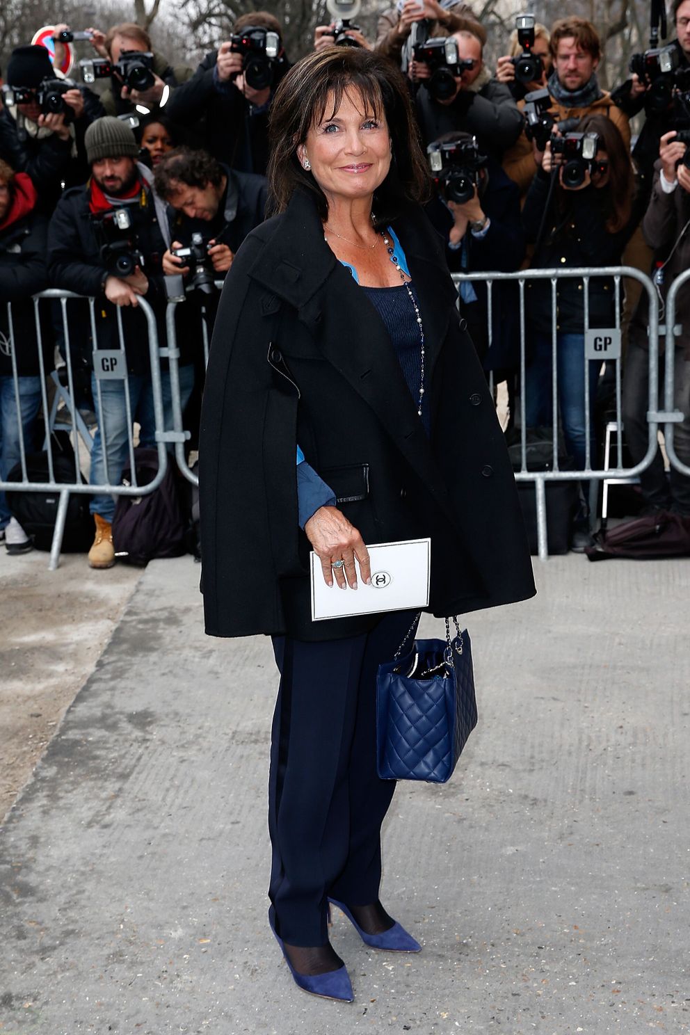 Anne Sinclair assiste au défilé Chanel dans le cadre de la Fashion Week de Paris Automne / Hiver 2015/2016 le 10 mars 2015 à Paris, France. | Photo : Getty Images