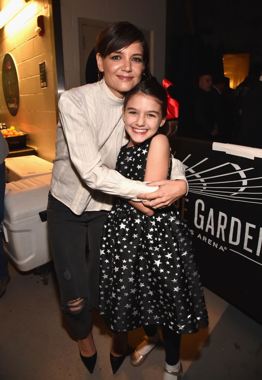 Katie Holmes et Suri Cruise assistent au Z100's Jingle Ball. | Source : Getty Images