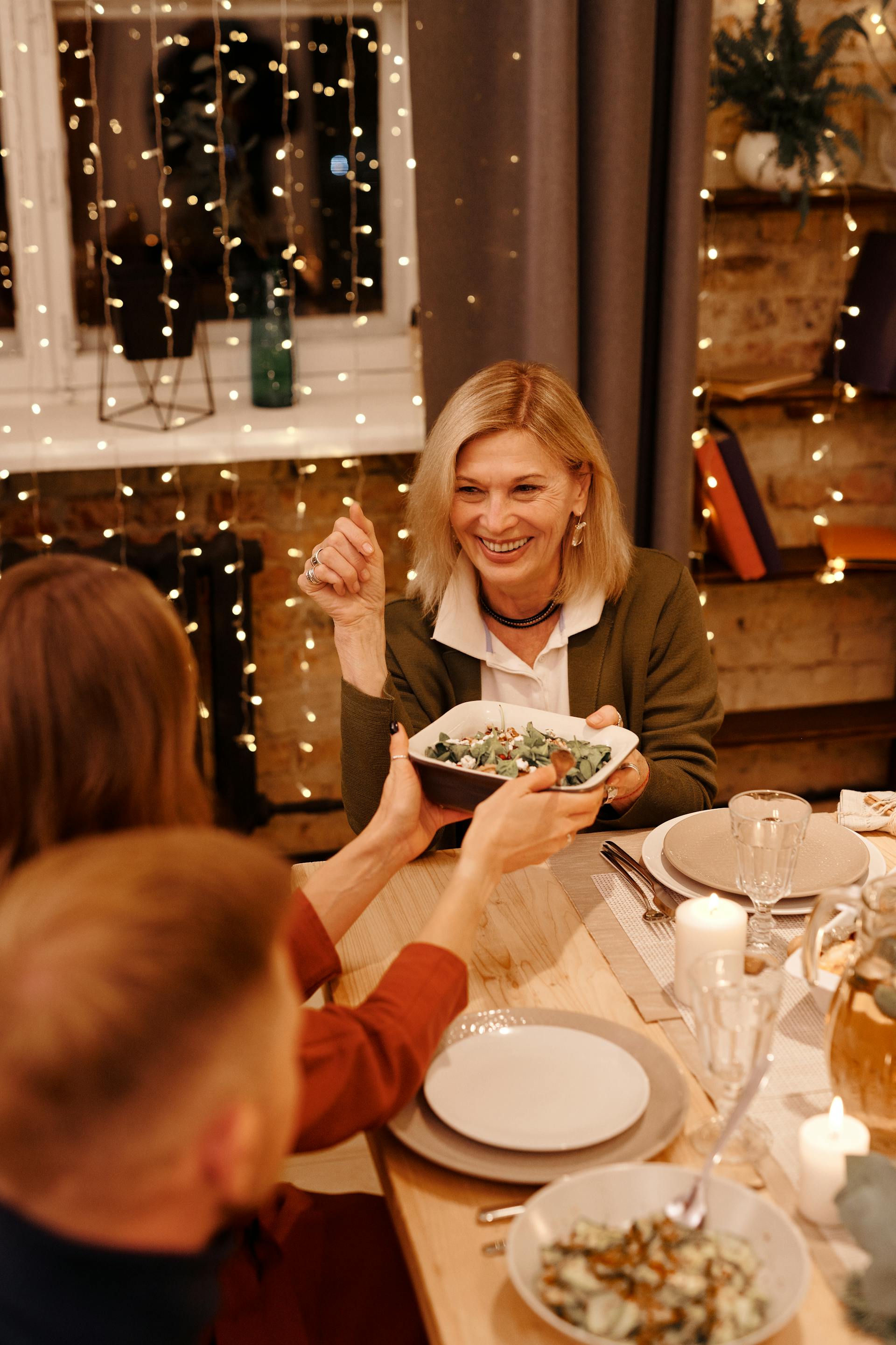 Une personne faisant passer de la nourriture autour d'une table | Source : Pexels