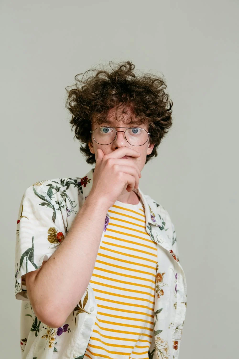 Un homme choqué se couvrant la bouche | Source : Pexels
