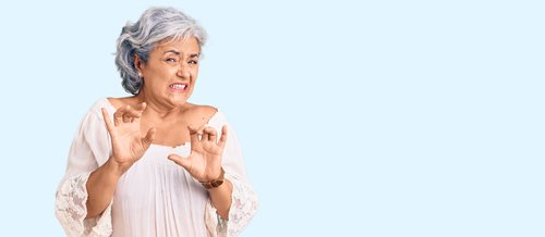 Une femme d'âge mûr qui fait une grimace | Photo : Shutterstock