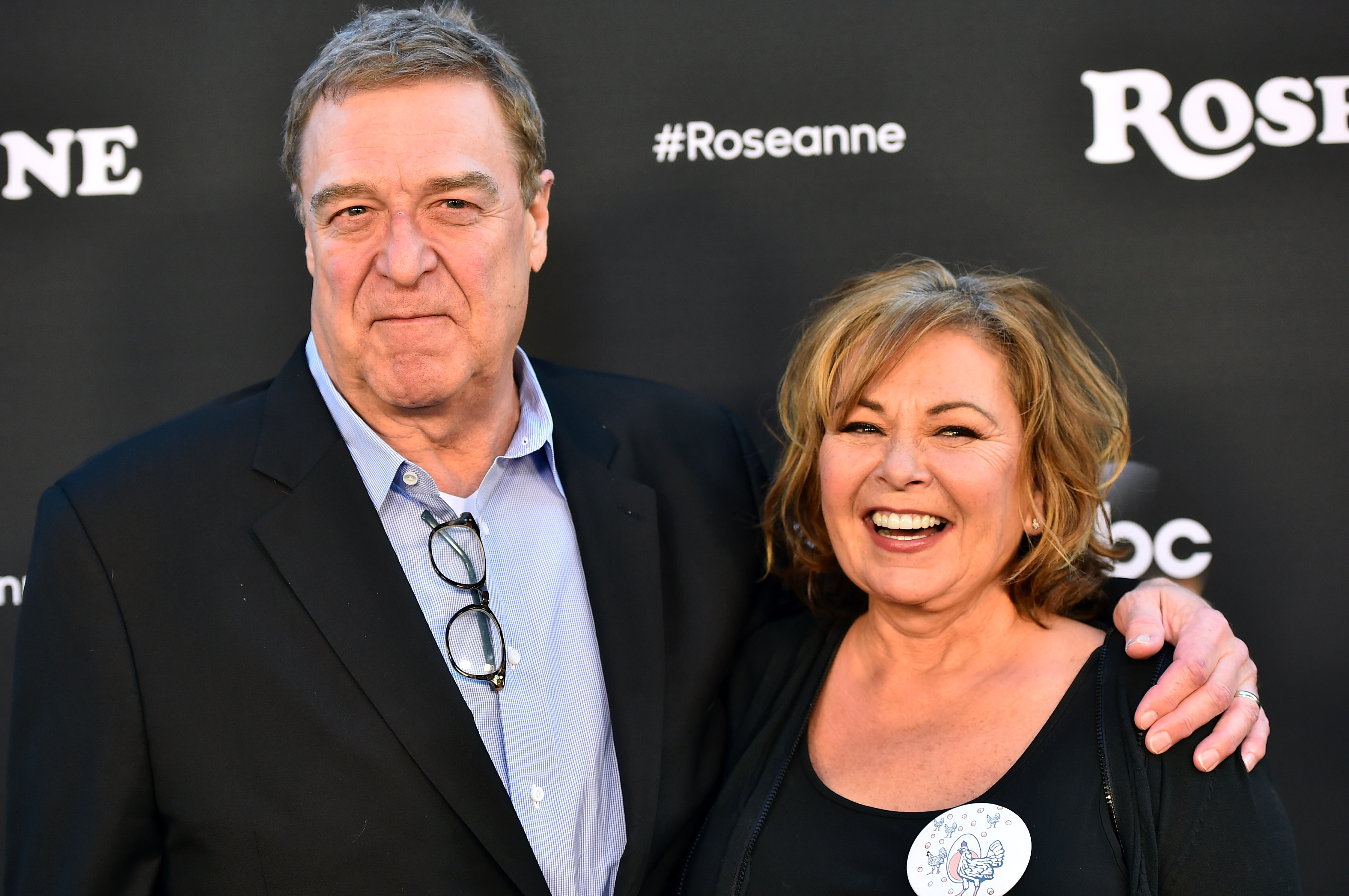 John Goodman et Roseanne Barr assistent à la première de "Roseanne" sur ABC au Walt Disney Studio Lot le 23 mars 2018, à Burbank, en Californie. | Source : Getty Images