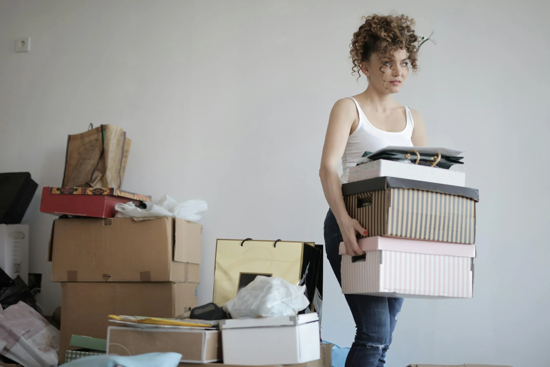 Une femme en train de faire des cartons ⏐ Source : Pexels