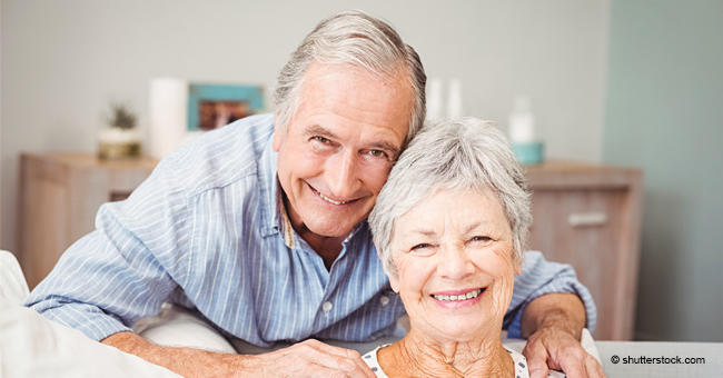 Un couple de personnes âgées conseillé par un médecin sur la façon de restaurer leur mémoire