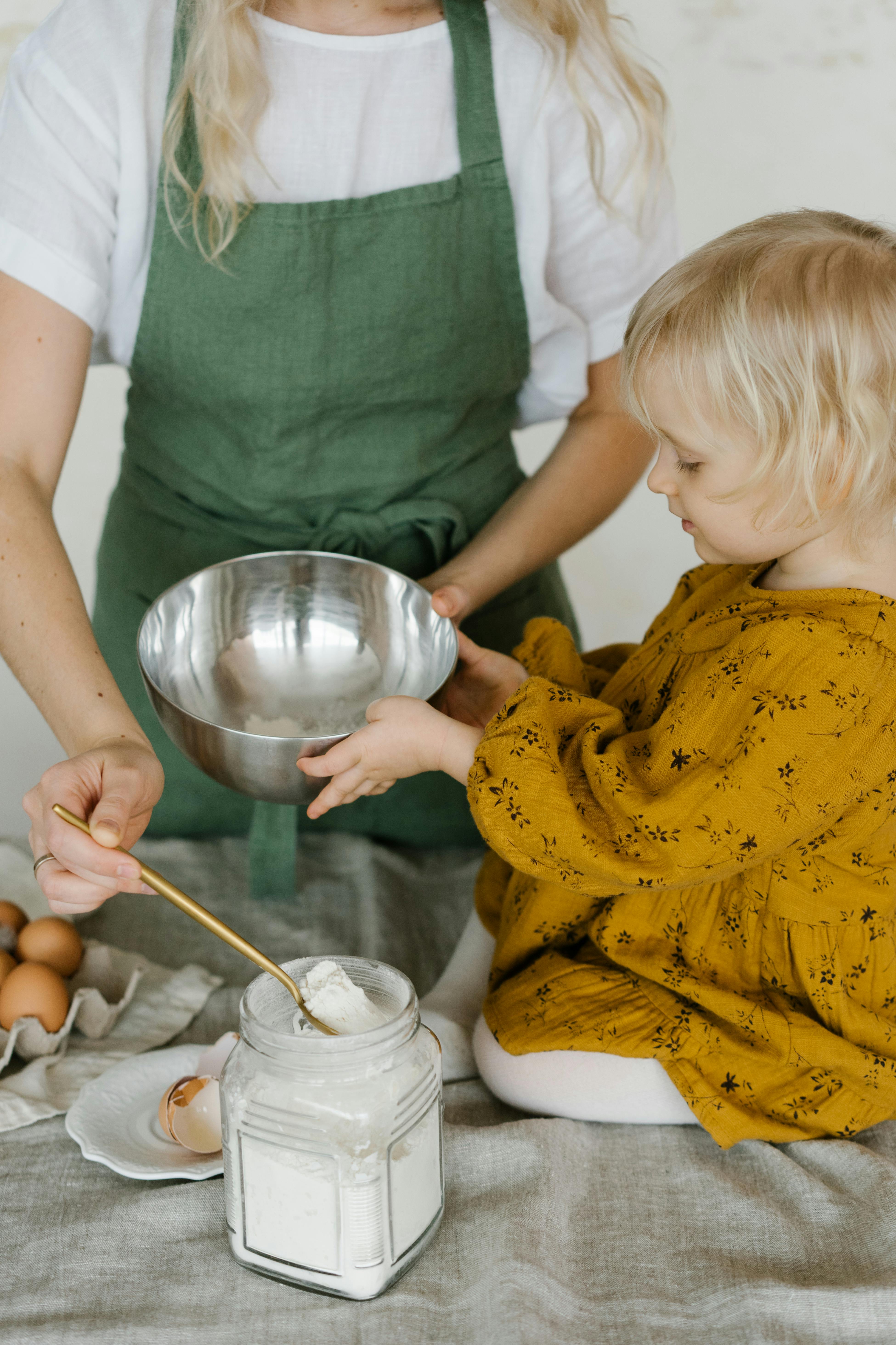 Une maman et son bébé en train de cuisiner | Source : Pexels