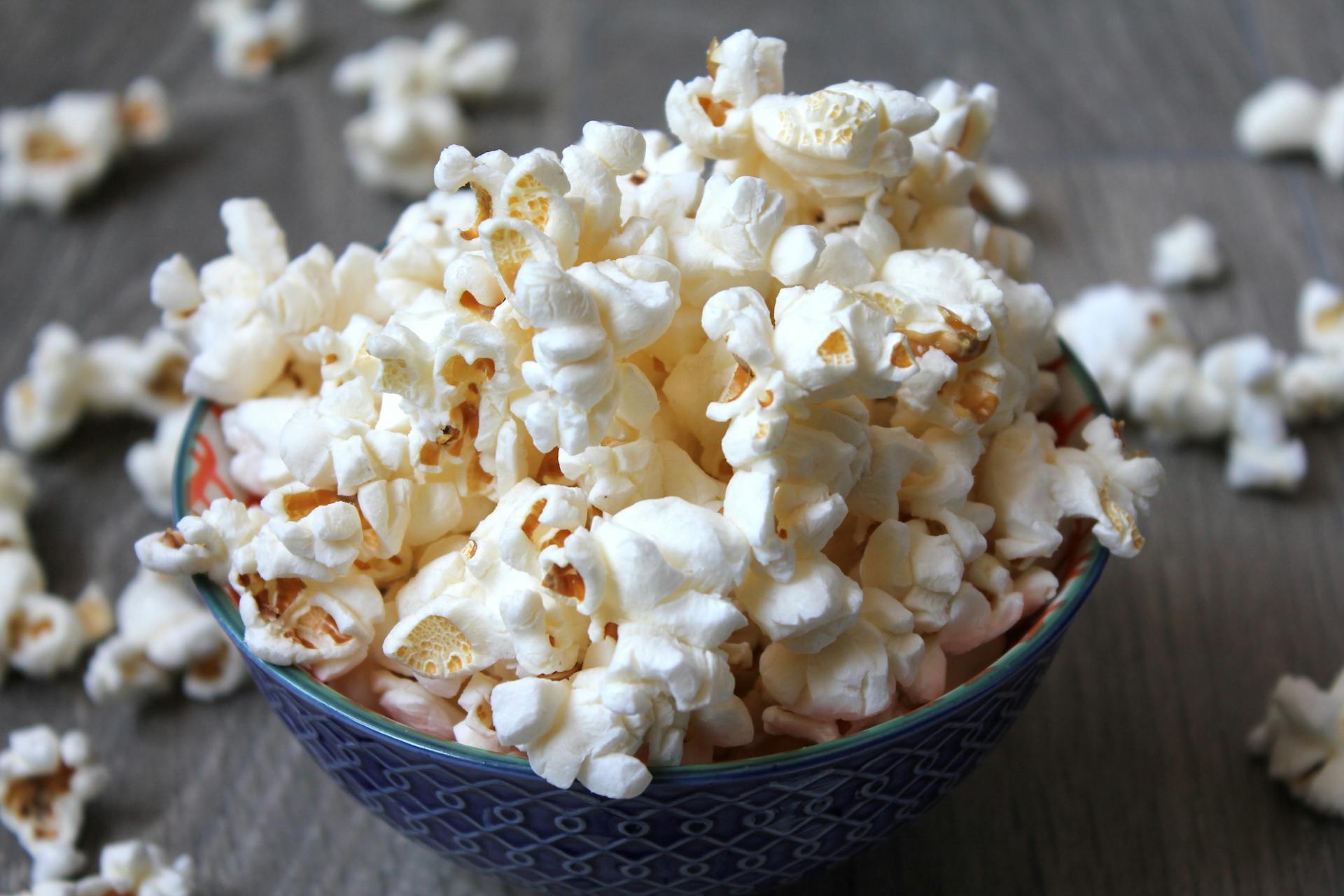 Popcorns dans un bol en céramique | Source : Pexels