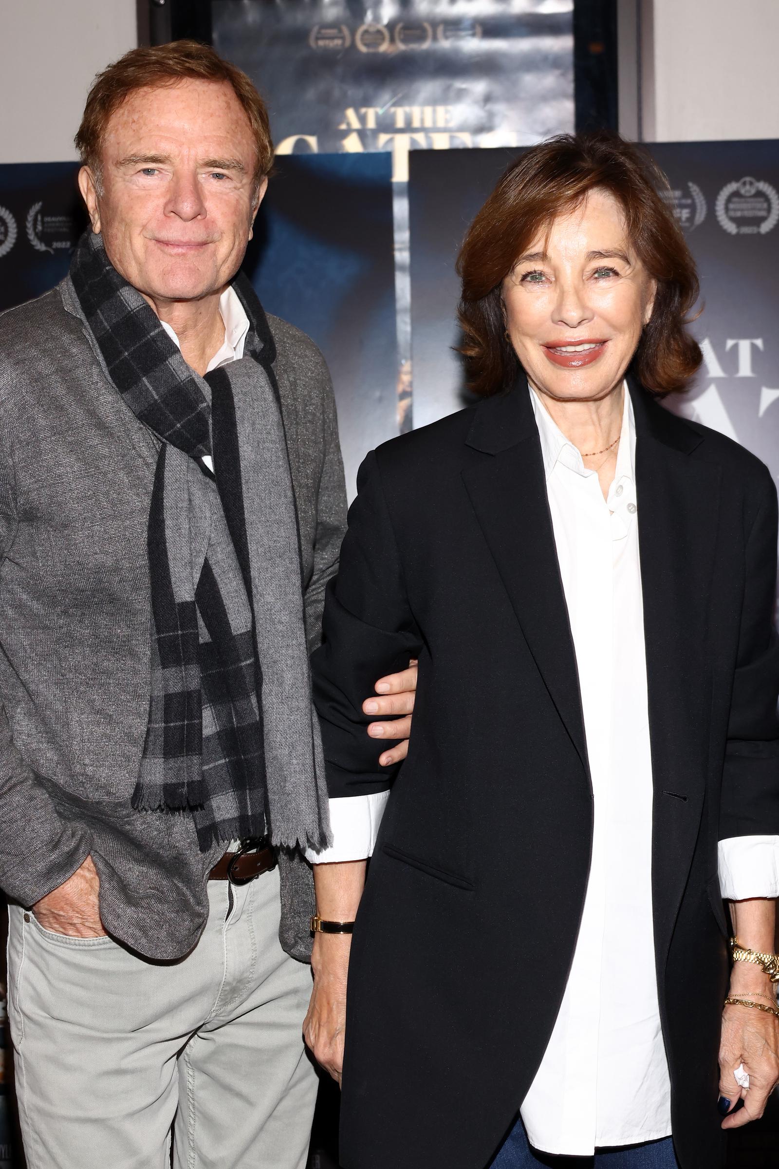 Terry Jastrow et Anne Archer assistent à la projection spéciale de « At The Gates » à Los Angeles, en Californie, le 2 novembre 2023. | Source : Getty Images