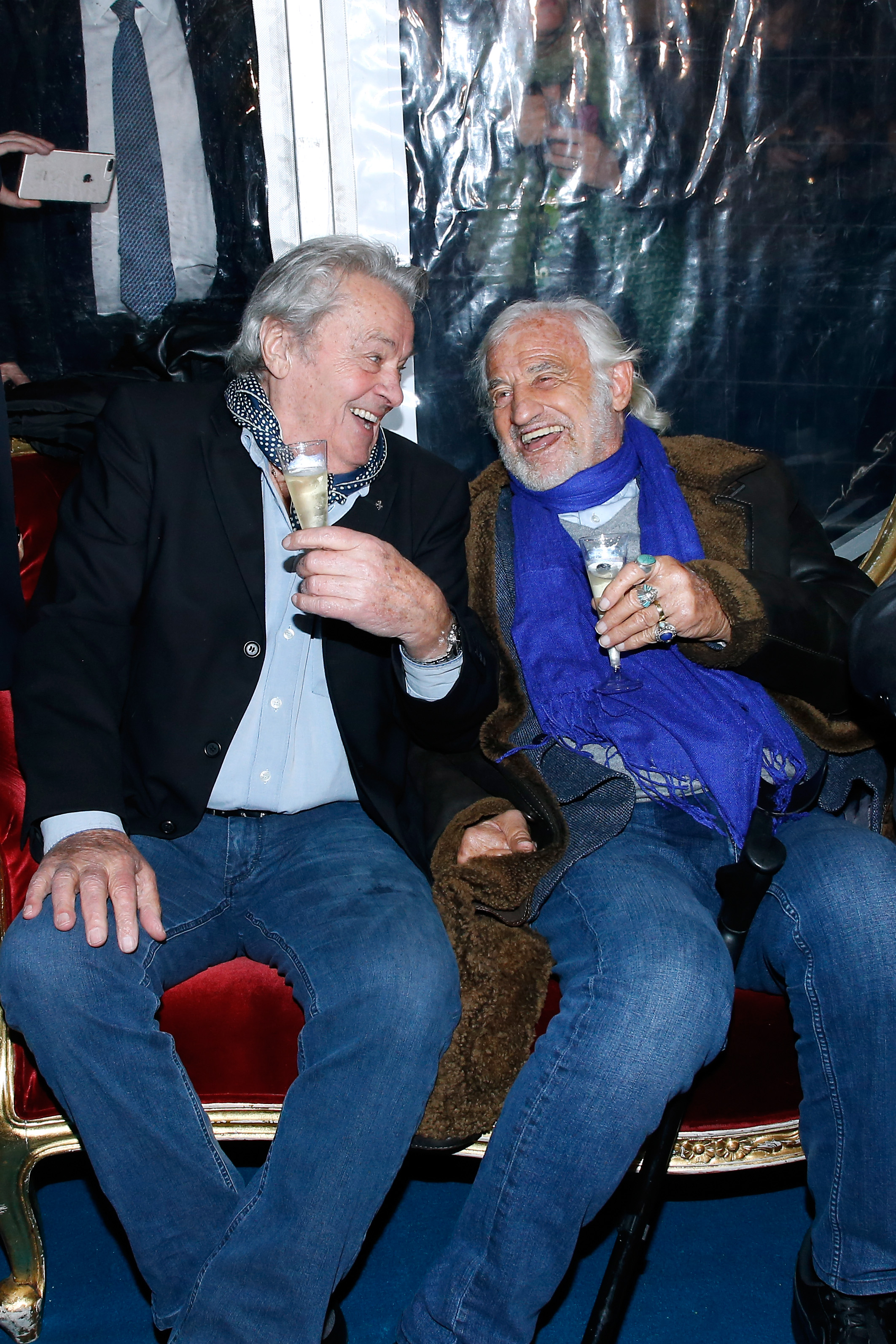 Alain Delon et Jean-Paul Belmondo lors de la cérémonie d'ouverture de "La Grande Roue de Paris" le 17 novembre 2017 à Paris, France. | Source : Getty Images