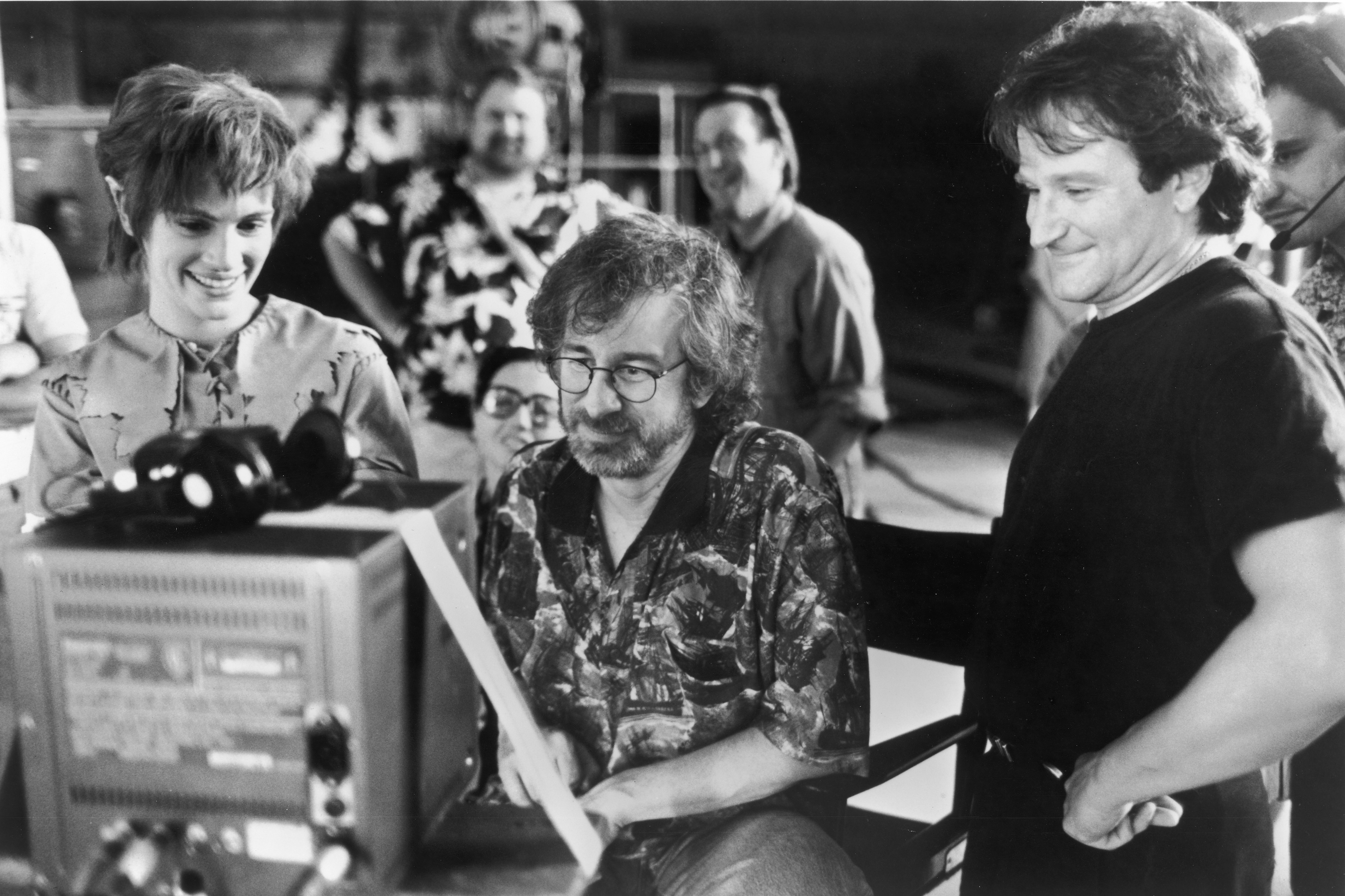 Julia Roberts, Steven Spielberg et Robin Williams sur le plateau de tournage de "Hook", vers 1991. | Source : Getty Images