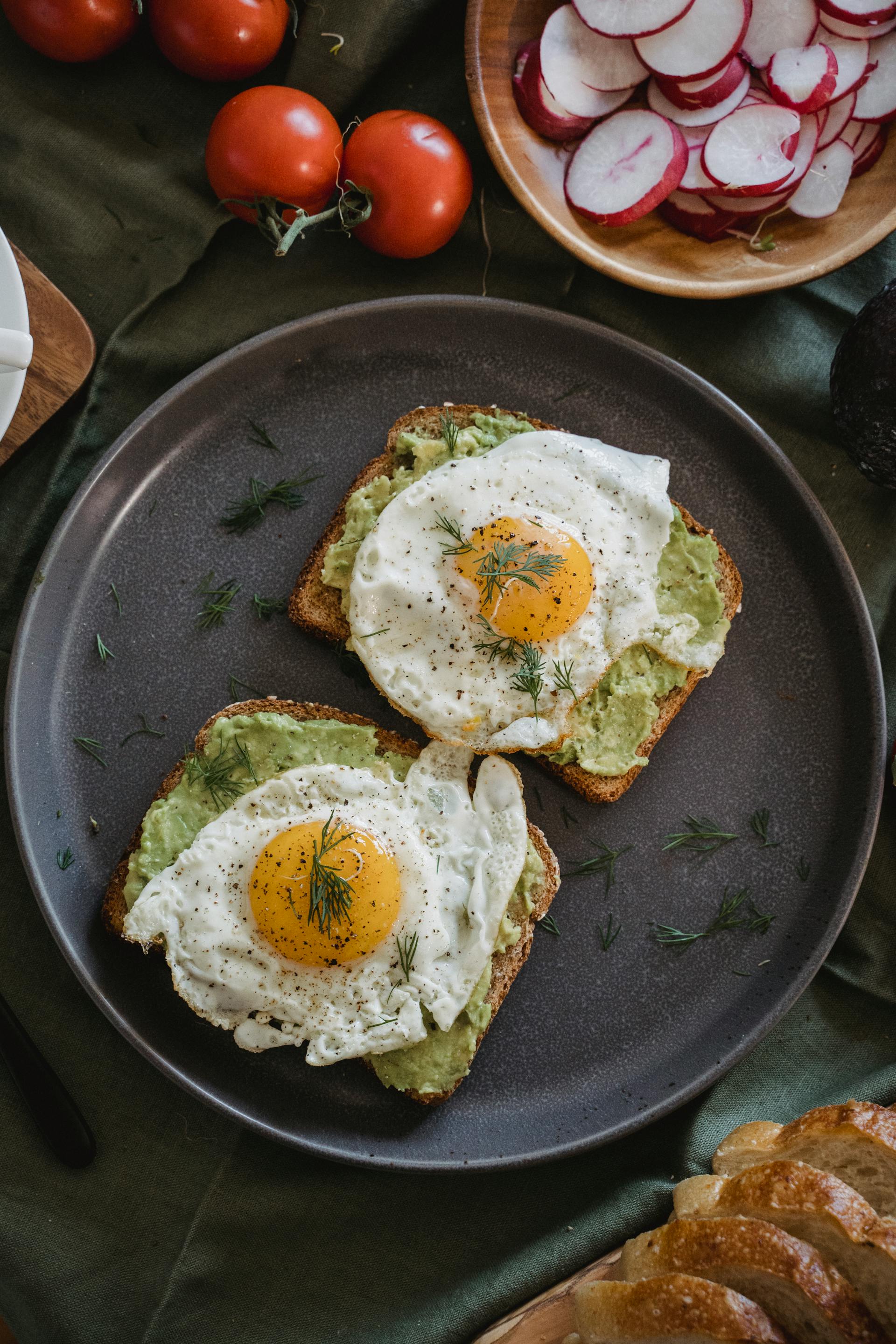 Une assiette d'œufs sur des toasts | Source : Pexels