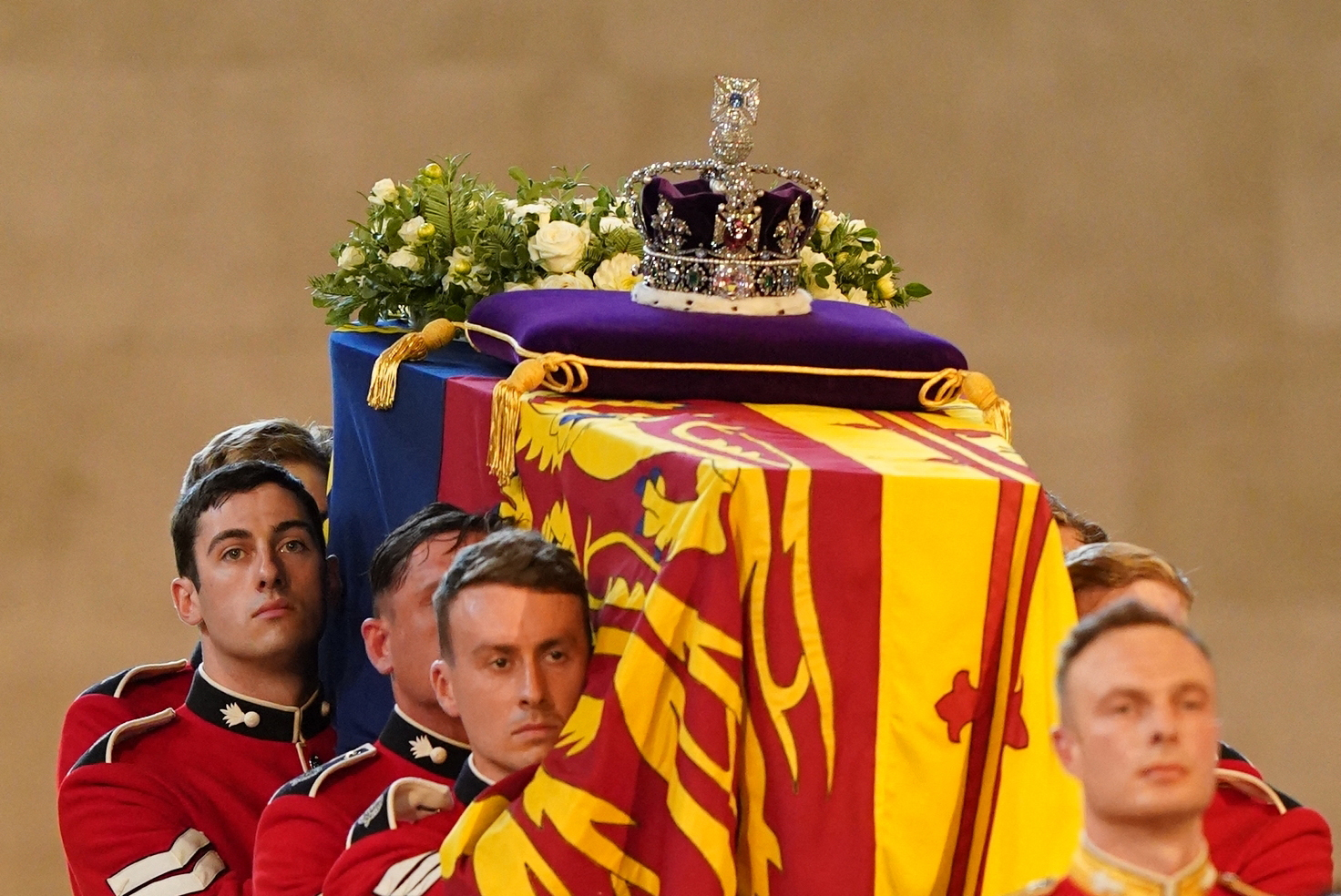 Les porteurs de cercueils de la Queen's Company lors des funérailles de la reine Élisabeth II au palais de Westminster à Londres, le 14 septembre 2022 | Source : Getty Images