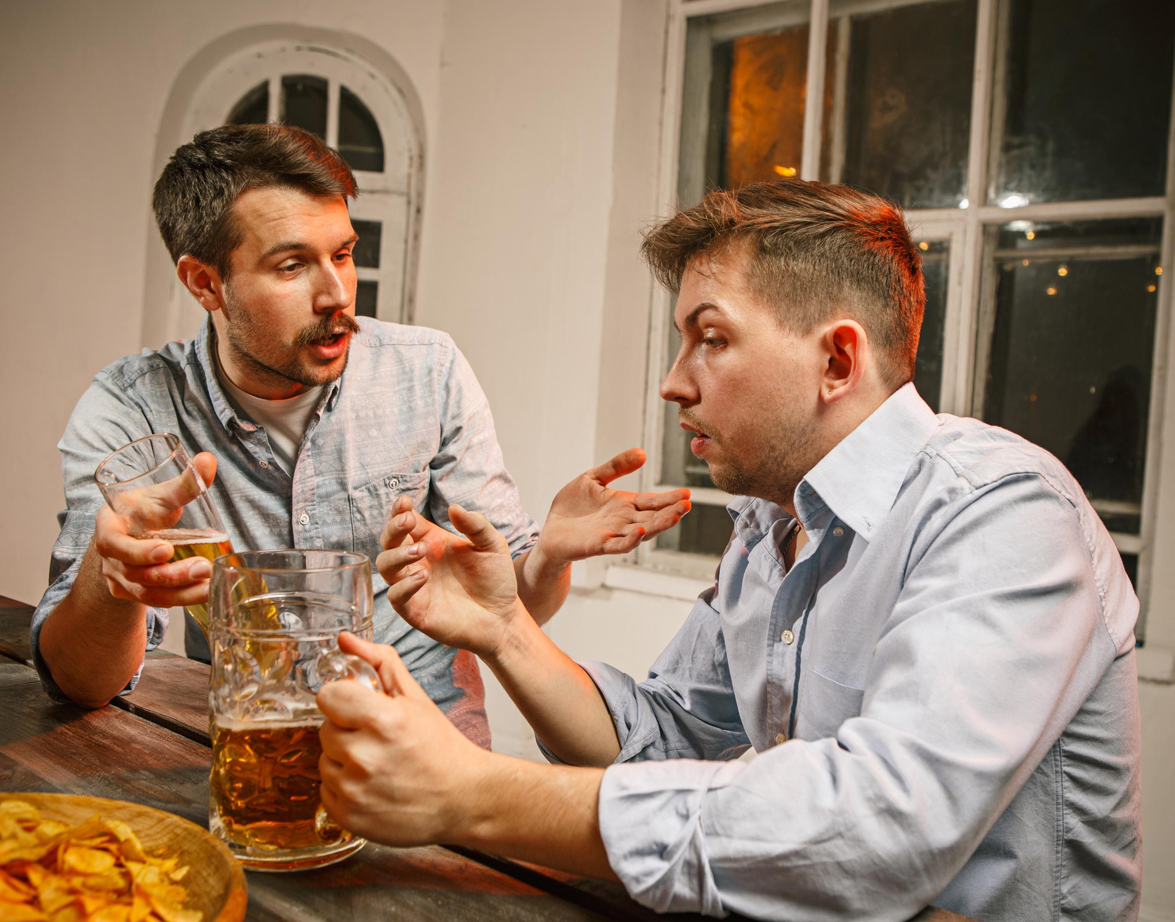 Deux hommes qui boivent de la bière | Source : Freepik