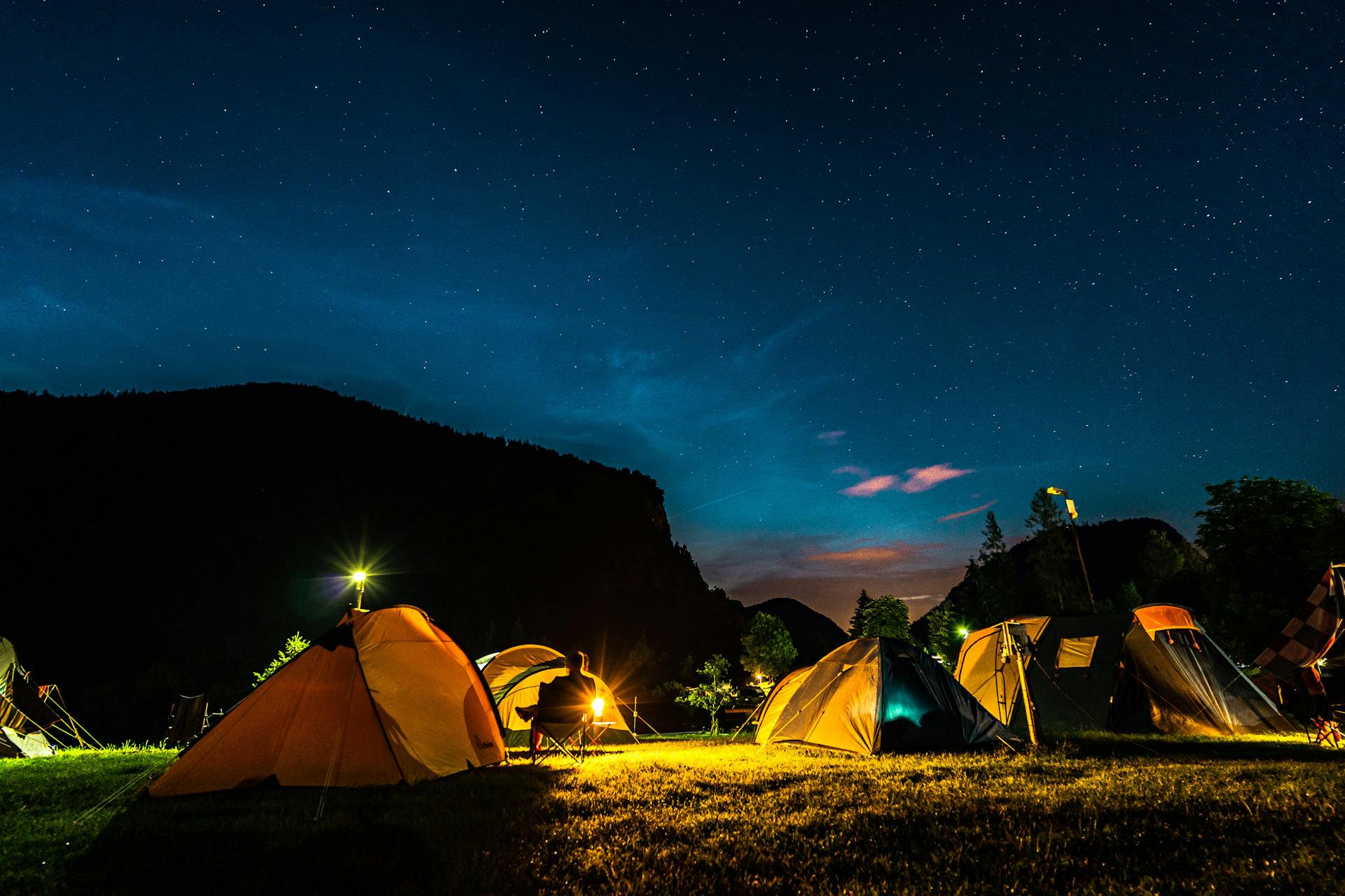 Tentes la nuit | Source : Pexels