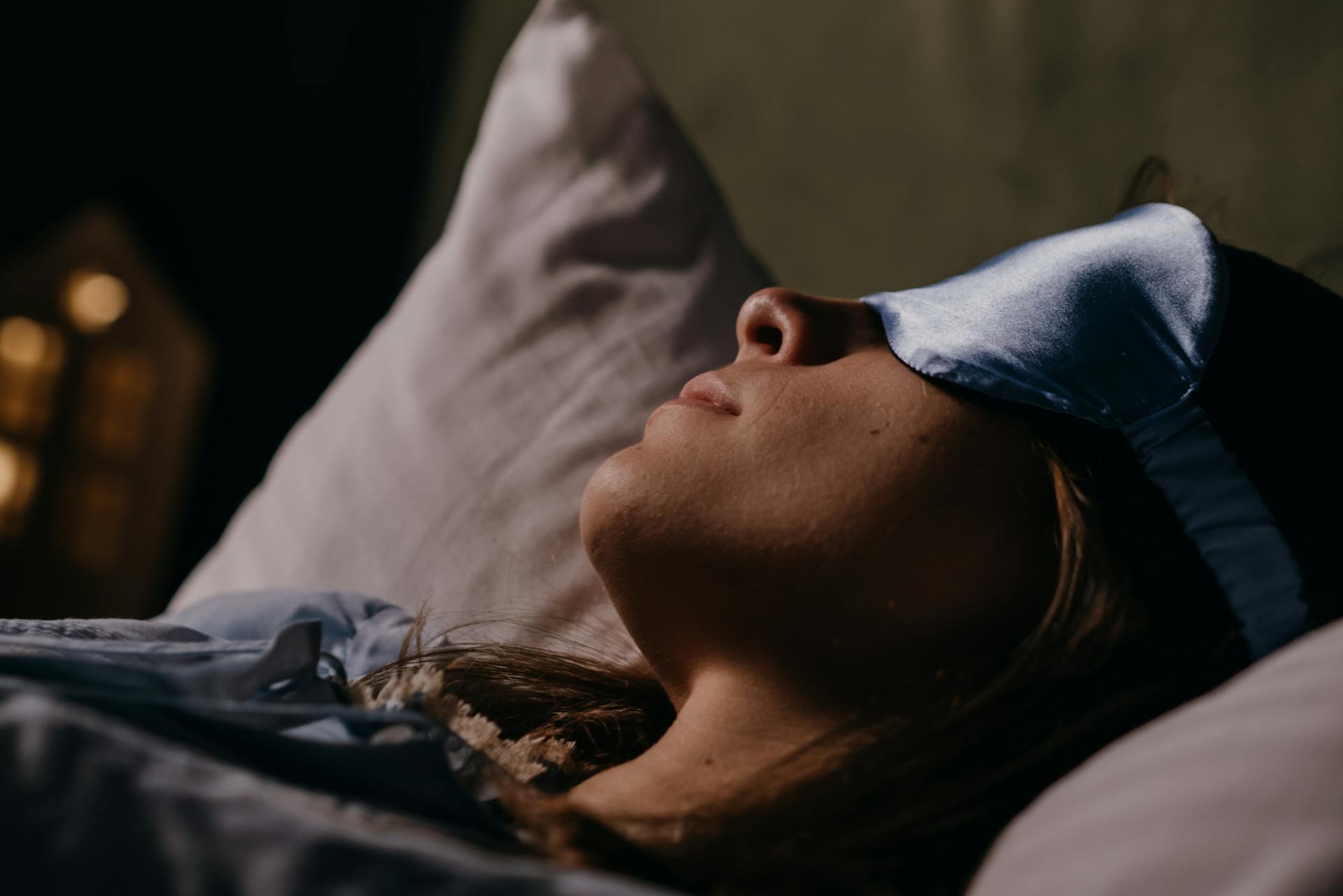 Une femme qui dort dans son lit | Source : Pexels