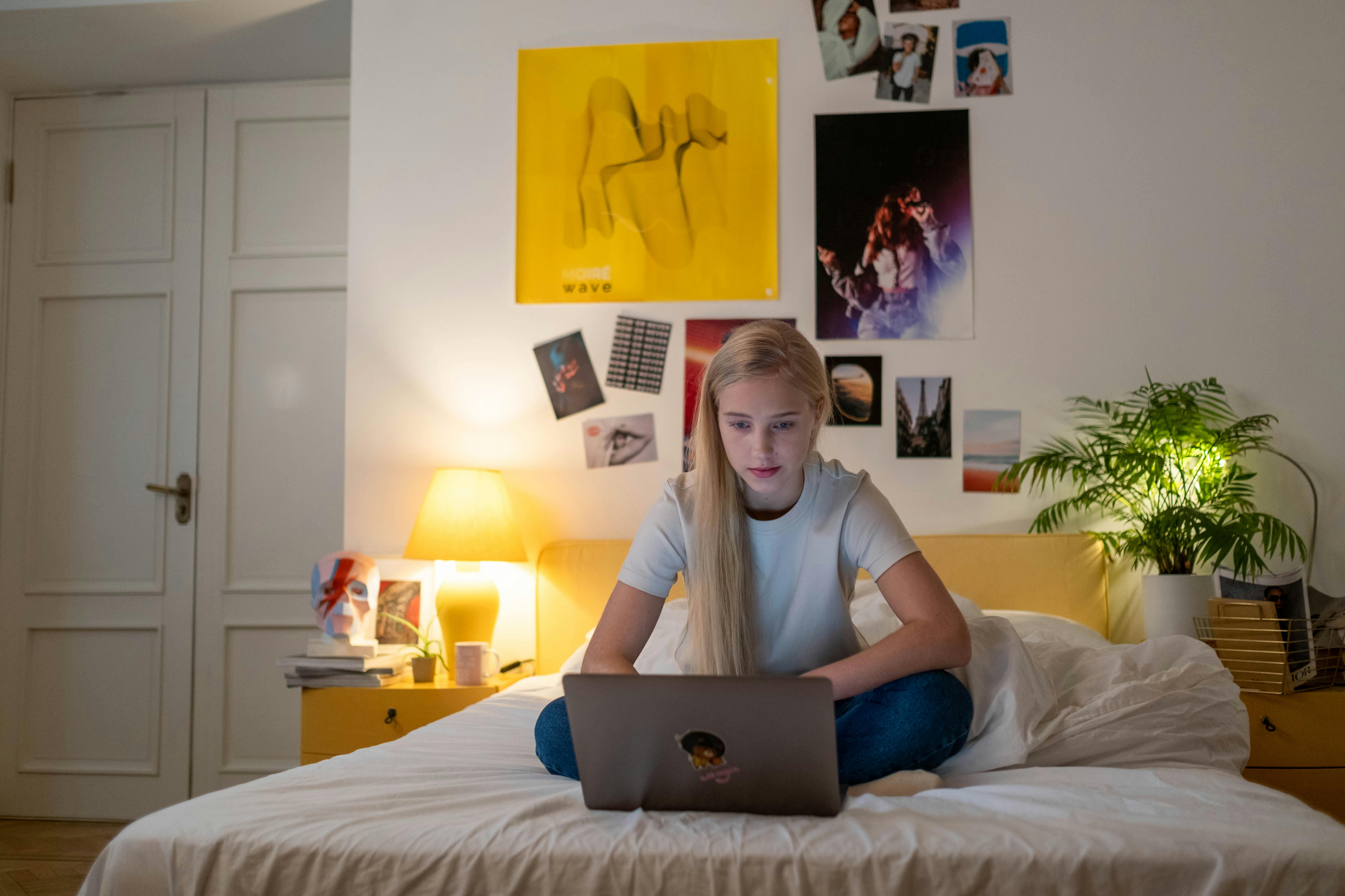 Adolescente utilisant son ordinateur portable | Source : Pexels