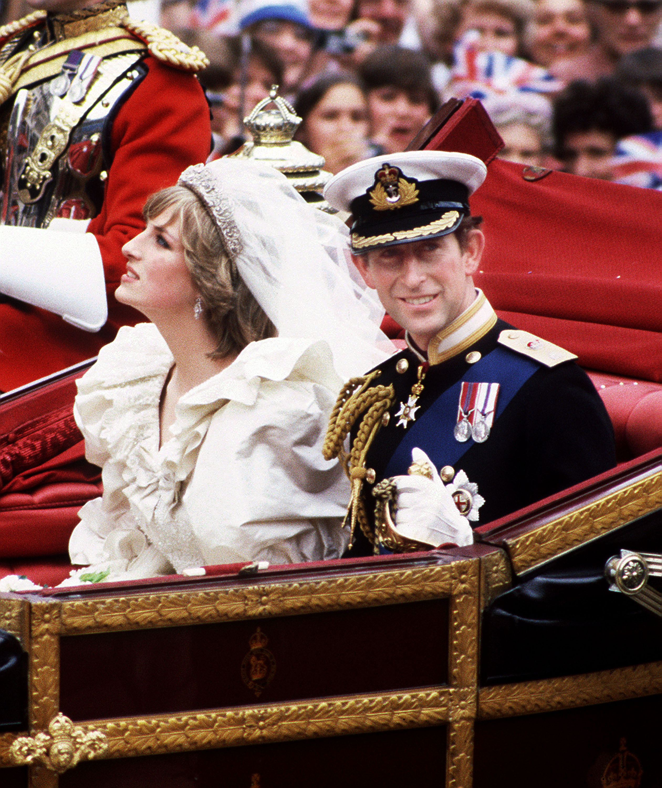 Le prince et la princesse de Galles retournent au palais de Buckingham en calèche, le 29 juillet 1981, à Londres, en Angleterre. | Source : Getty Images