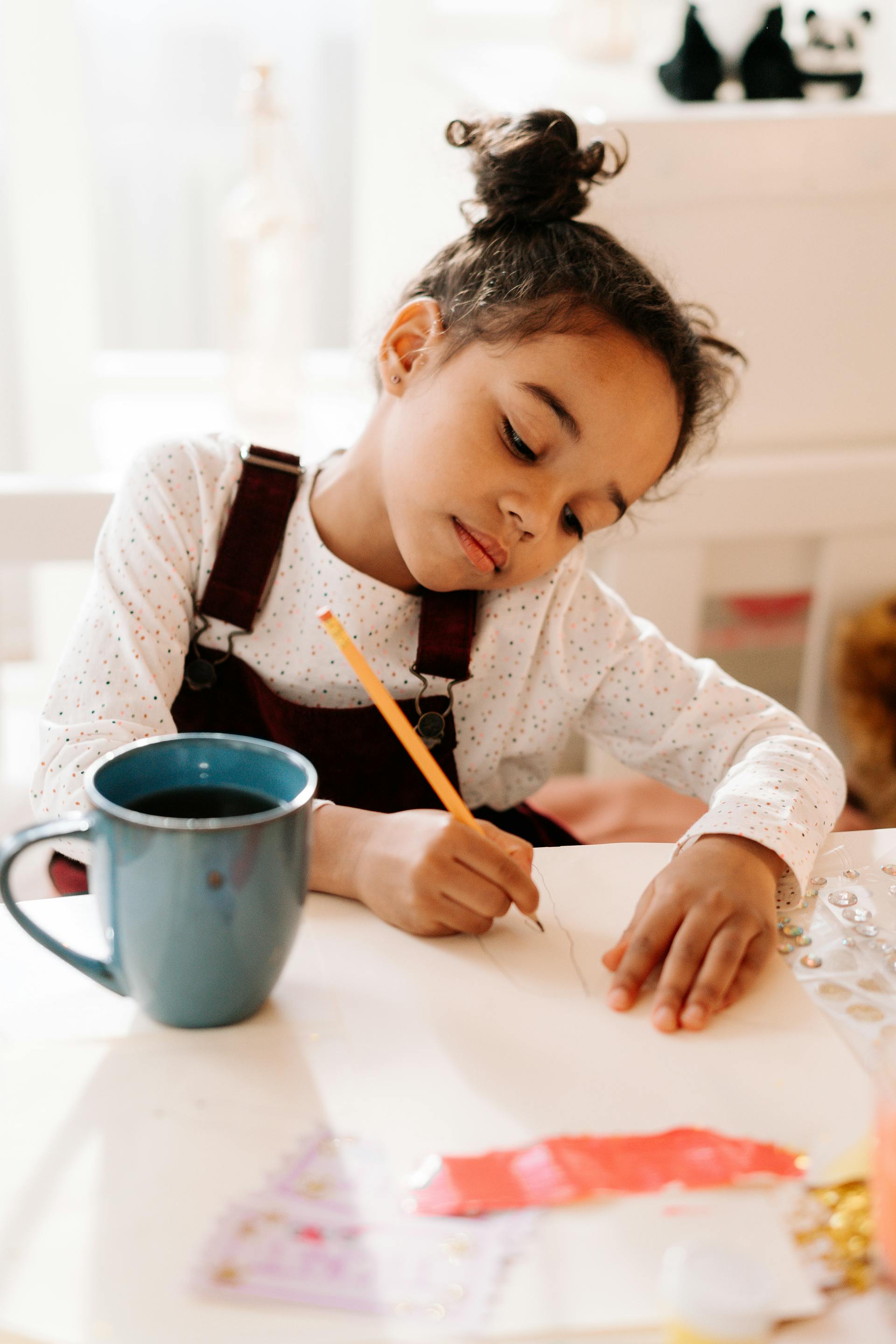 Une petite fille qui fait de l'art | Source : Pexels