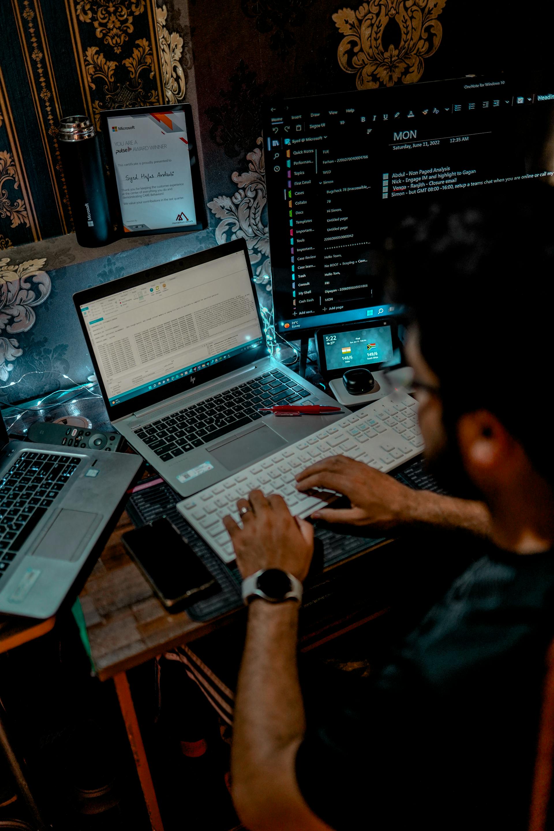 Un homme travaillant sur un clavier d'ordinateur devant un ordinateur portable | Source : Pexels