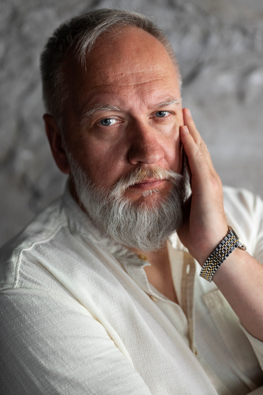 Un homme âgé bouleversé | Source : Freepik
