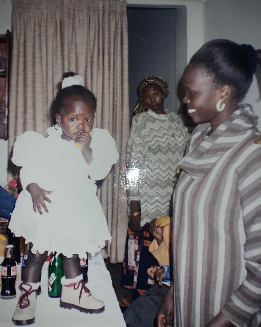 Une photo d'enfance partagée par Anok Yai montrant des moments en famille pendant leurs premières années aux États-Unis. | Source : Instagram/anokyai