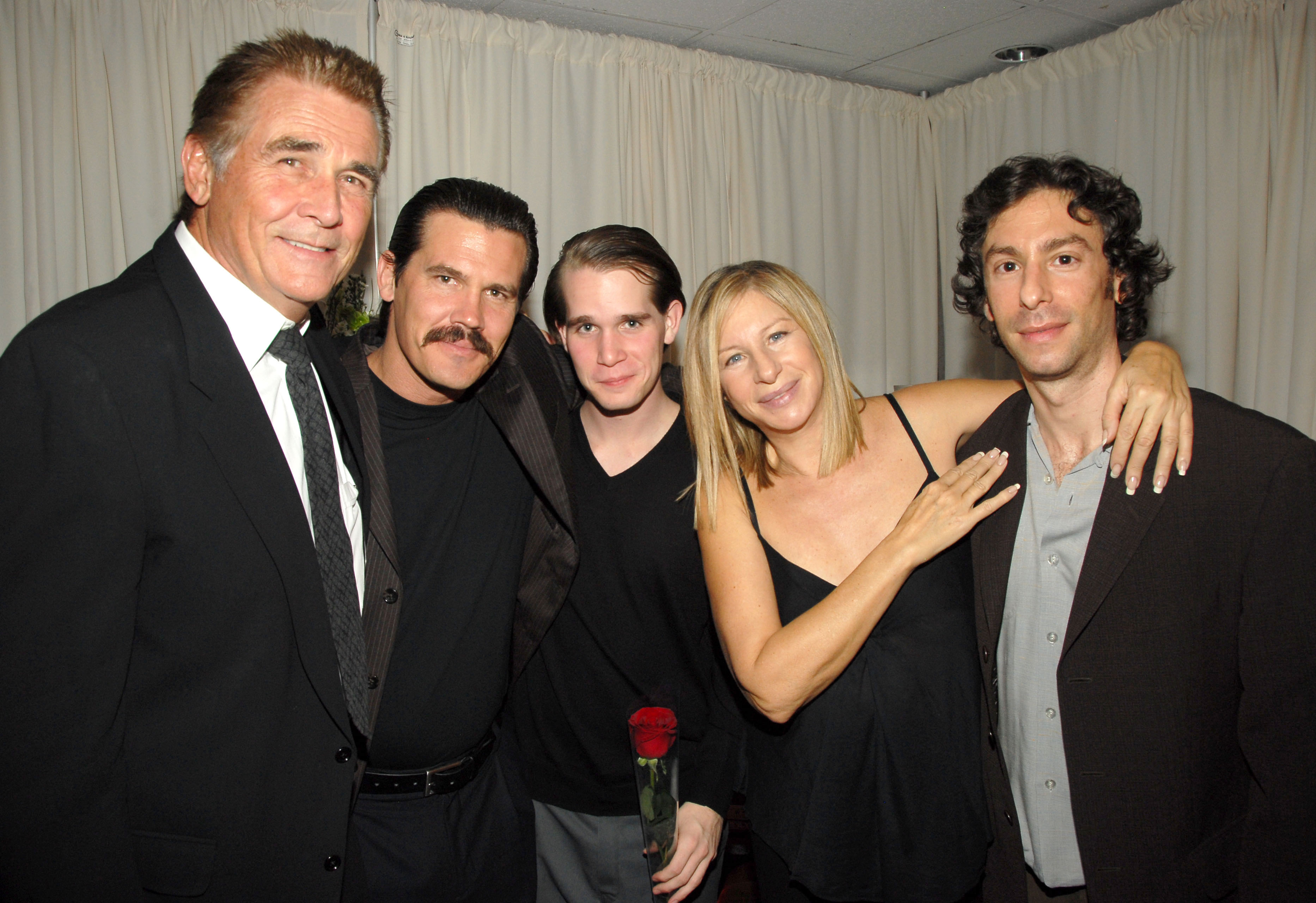 James, Josh et Trevor Brolin avec Barbra Streisand et son fils Jason Gould le 9 octobre 2006 | Source : Getty Images