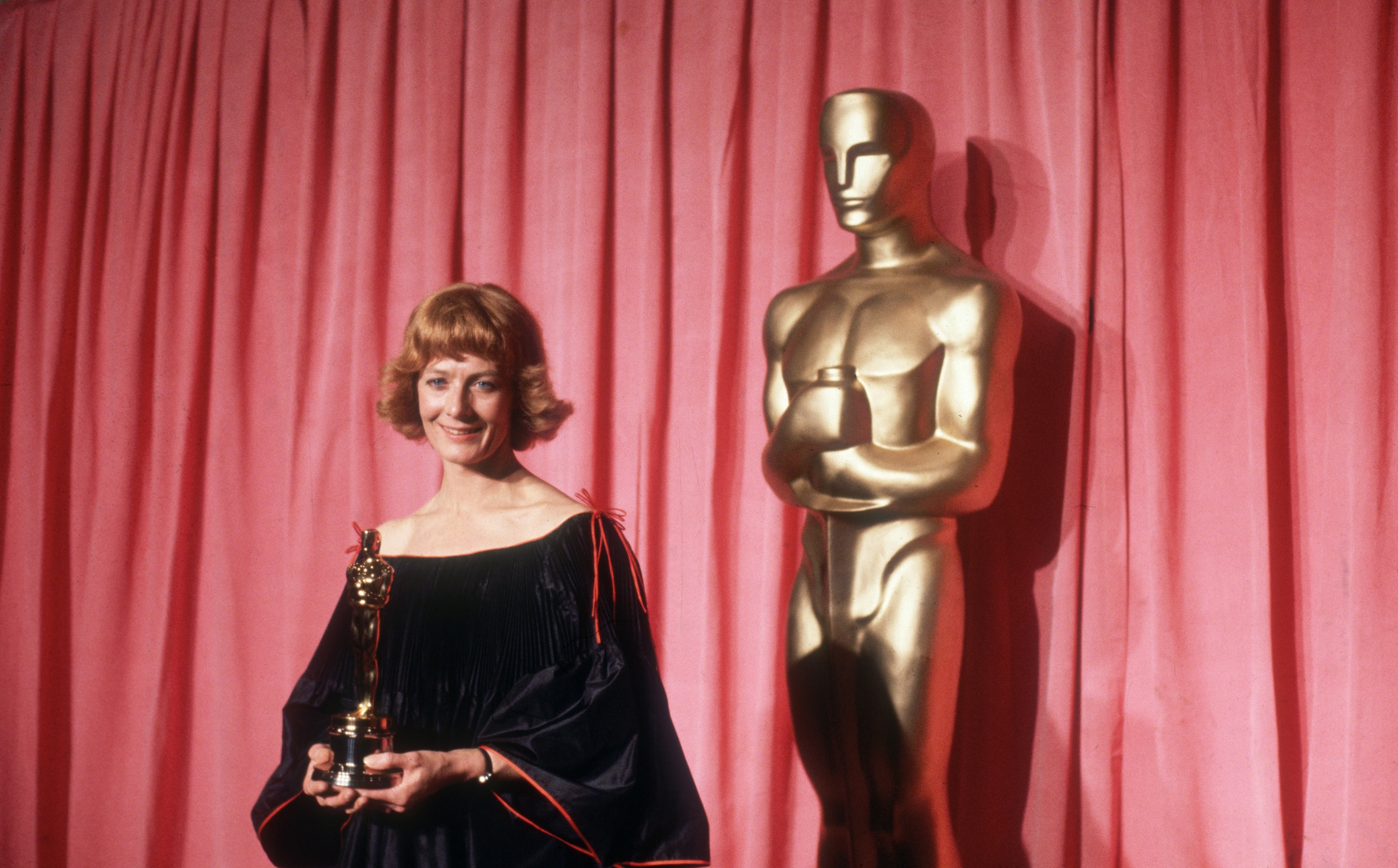 L'actrice, tenant son trophée pour son rôle dans "Julia", lors de la cérémonie des Oscars à Los Angeles, Californie, le 3 avril 1978 | Source : Getty Images