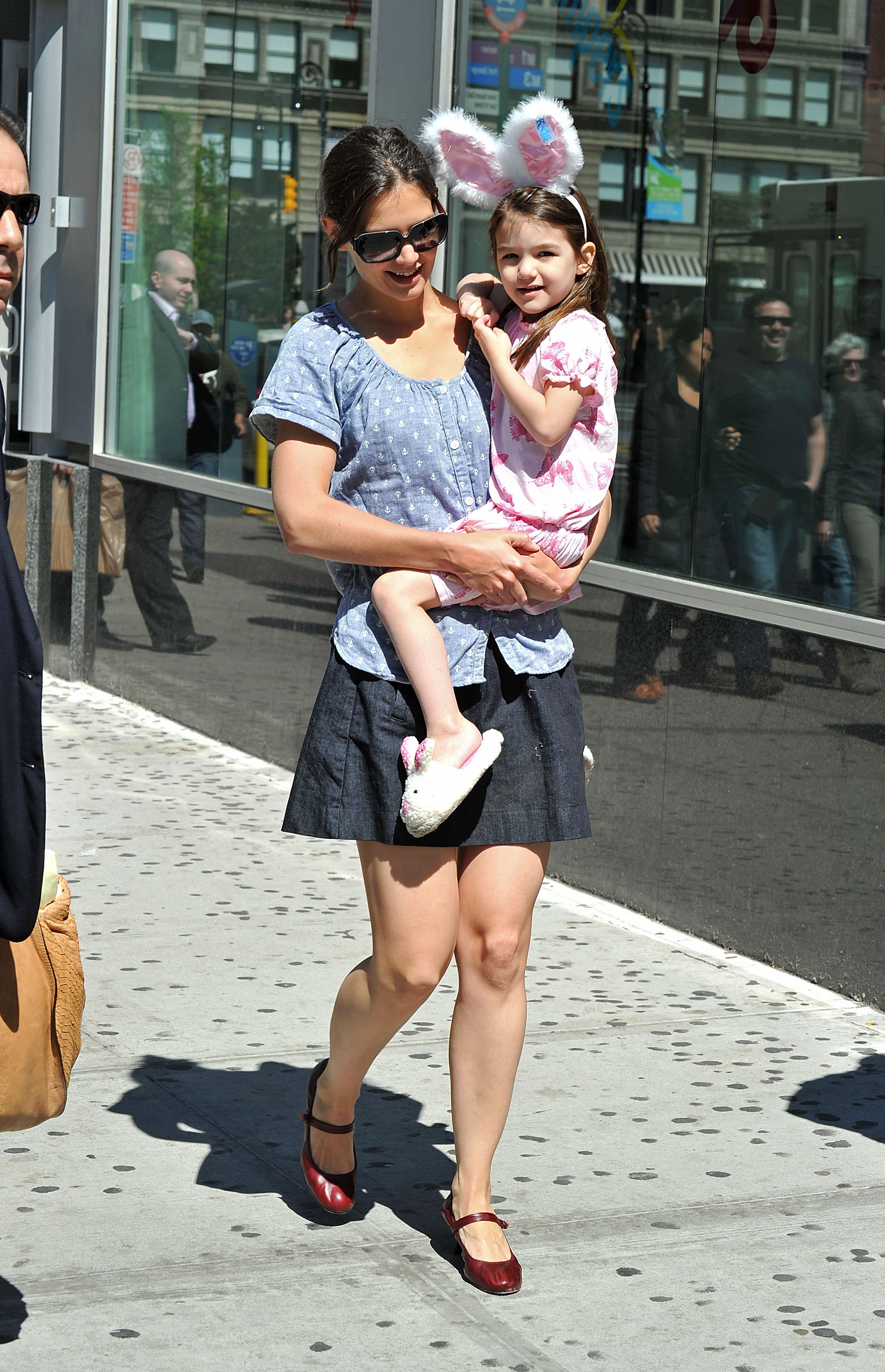Katie Holmes et Suri Cruise se promènent sur Union Square à New York, le 10 avril 2010. | Source : Getty Images