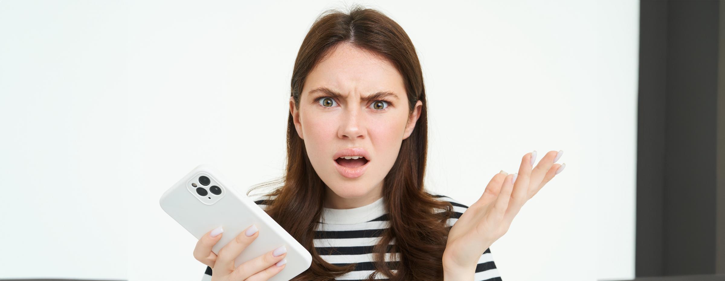 Une femme frustrée et confuse | Source : Freepik