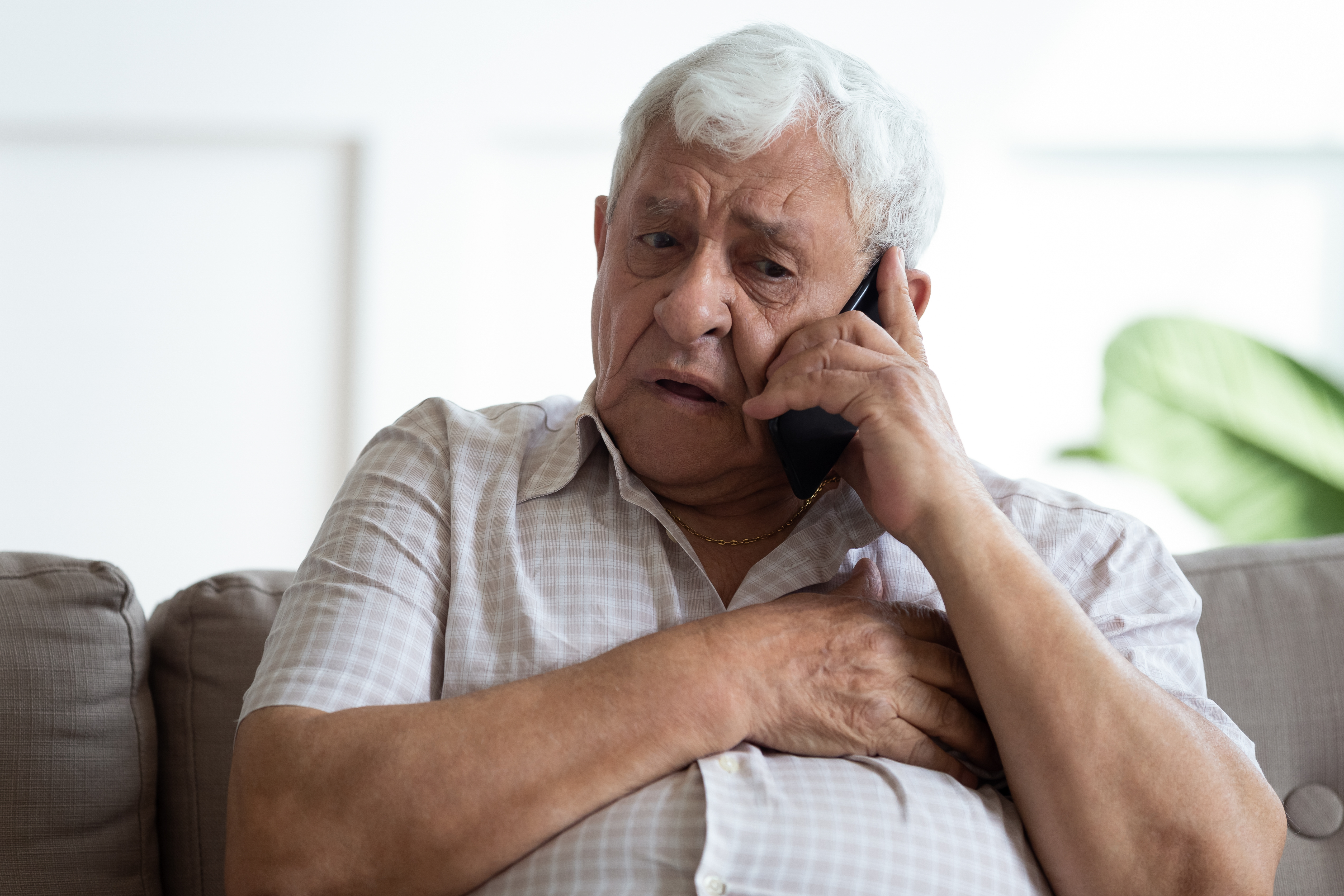 Un homme âgé qui parle au téléphone | Source : Shutterstock