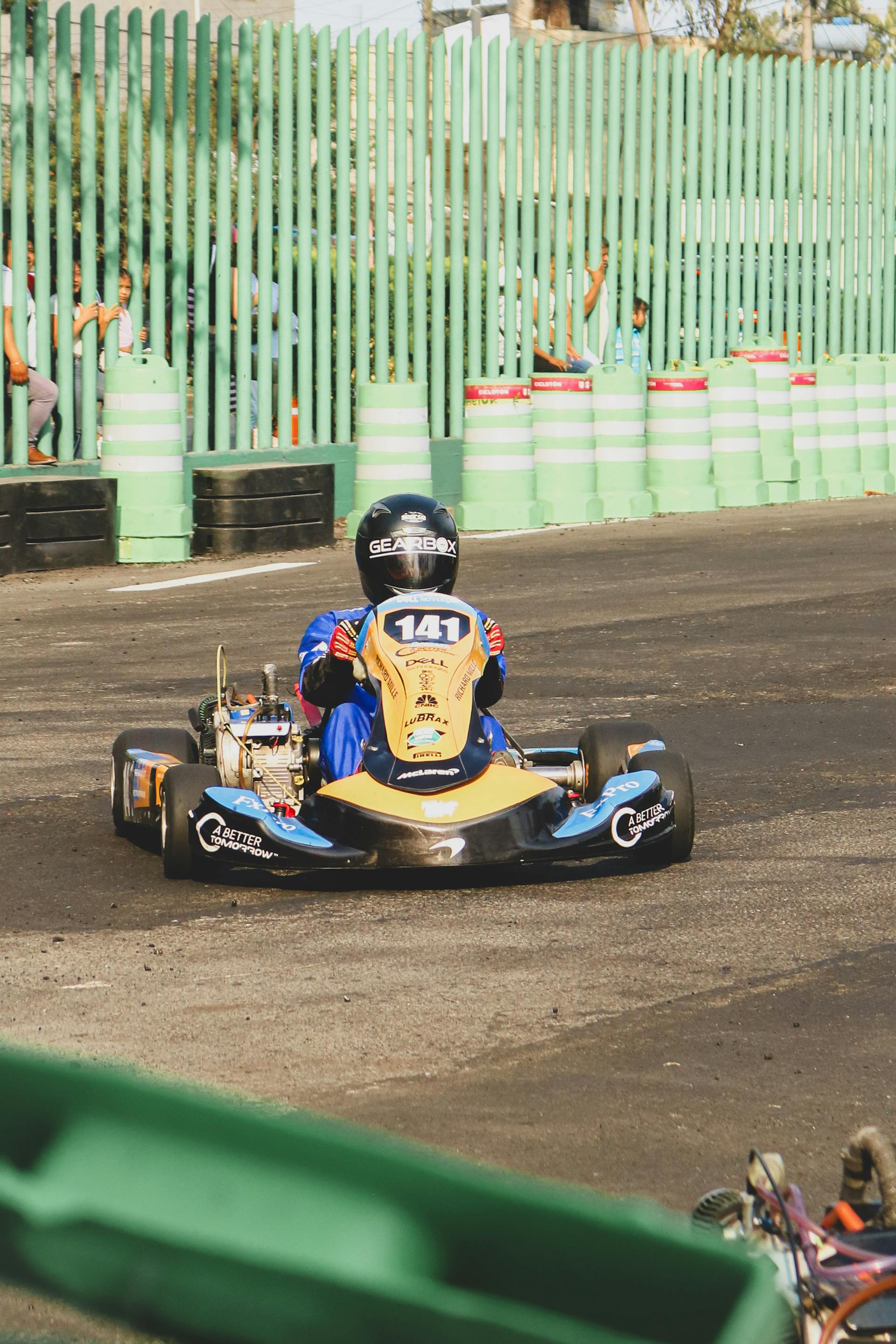 Une personne dans une course de karting | Source : Pexels