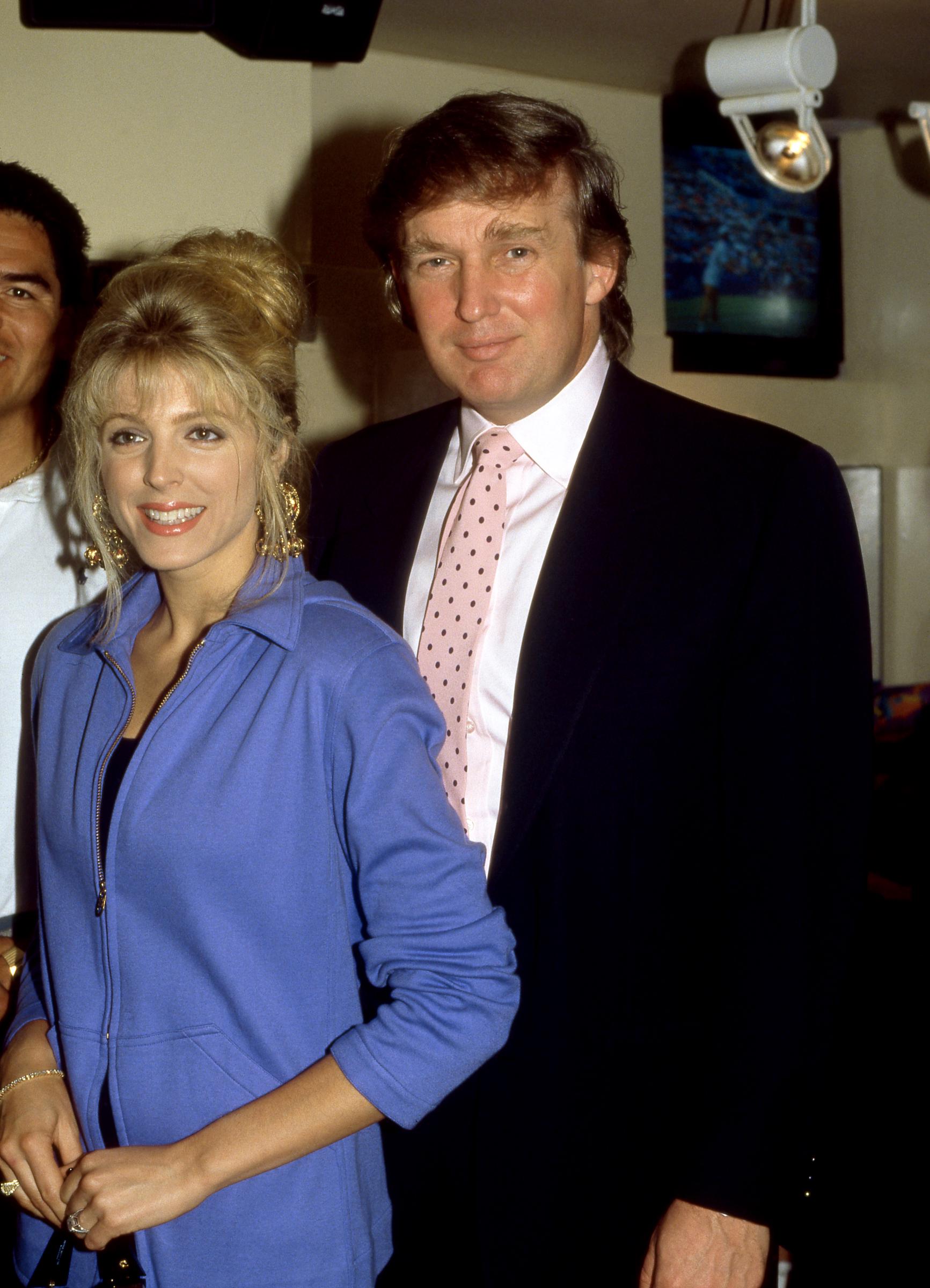 Le mannequin et actrice pose avec Donald Trump, vers 1991 | Source : Getty Images